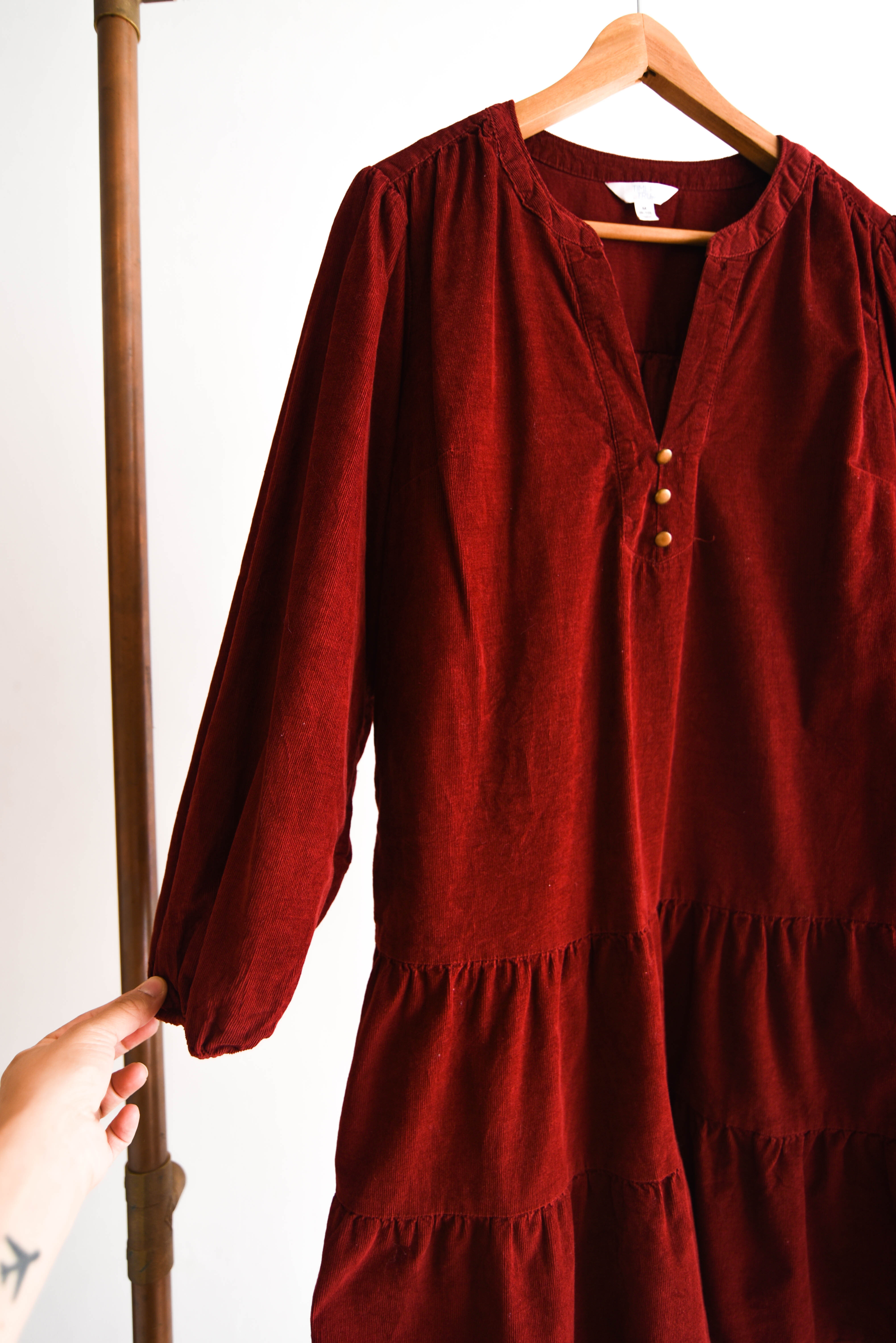 Vestido granate cotelé capas