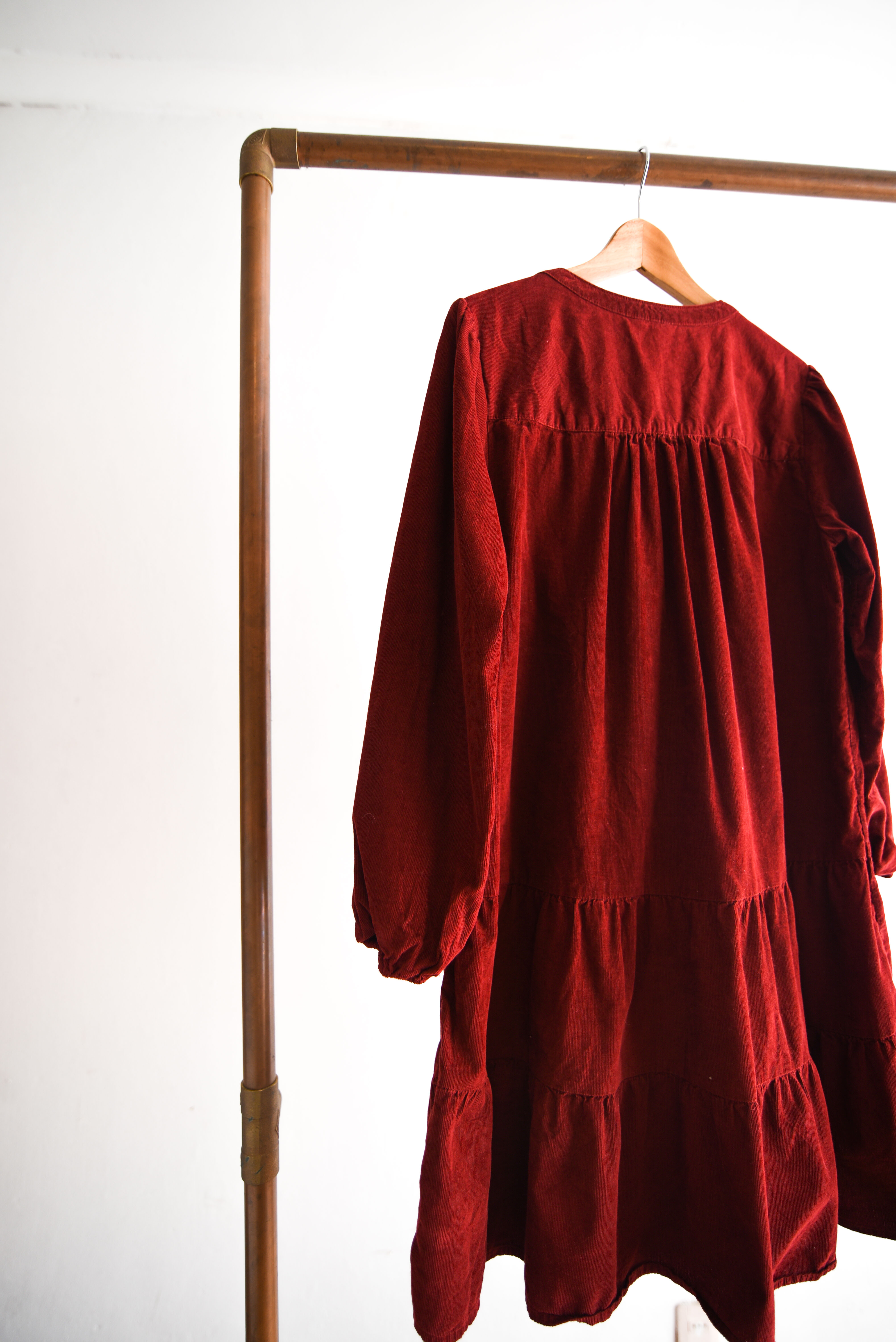 Vestido granate cotelé capas