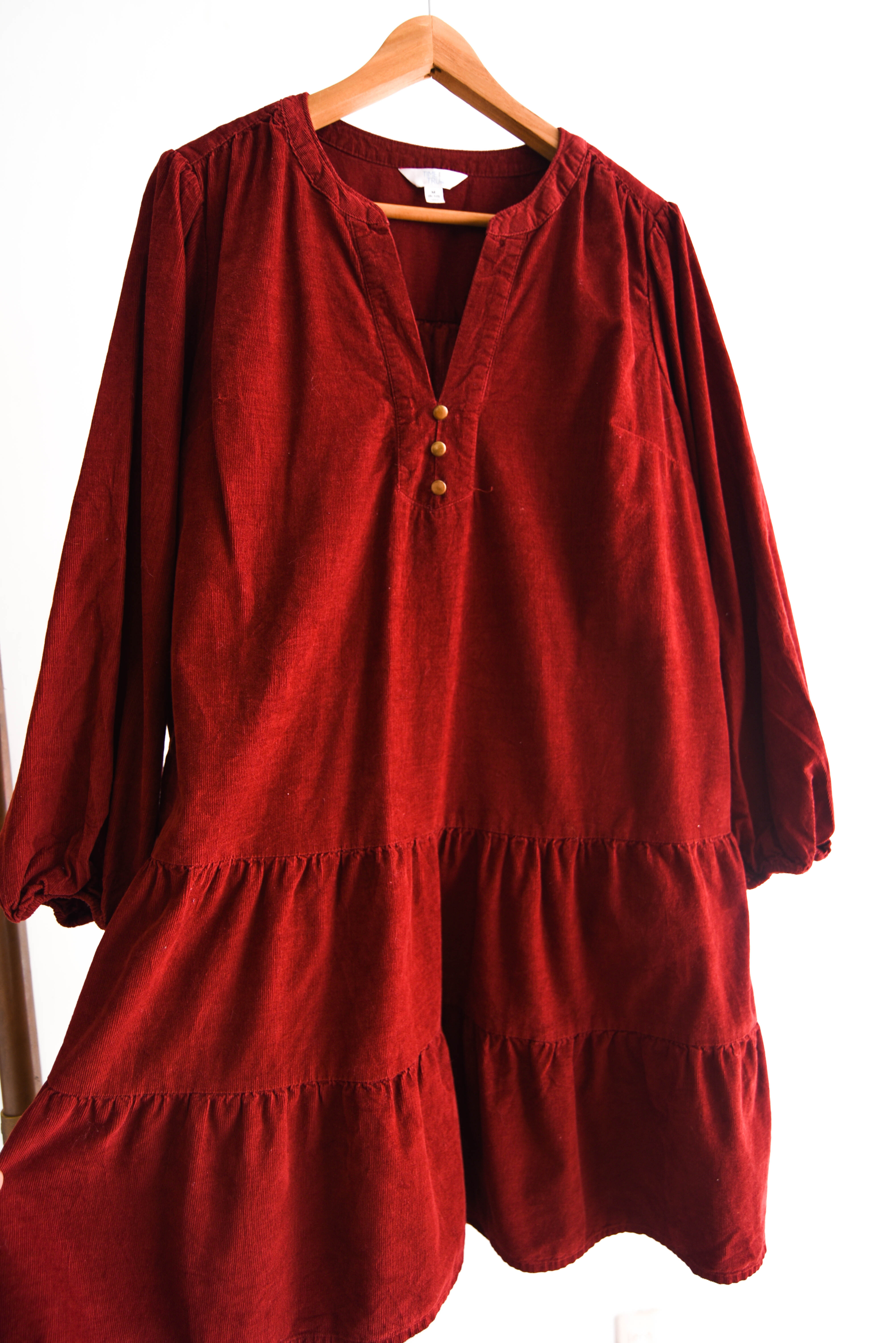 Vestido granate cotelé capas