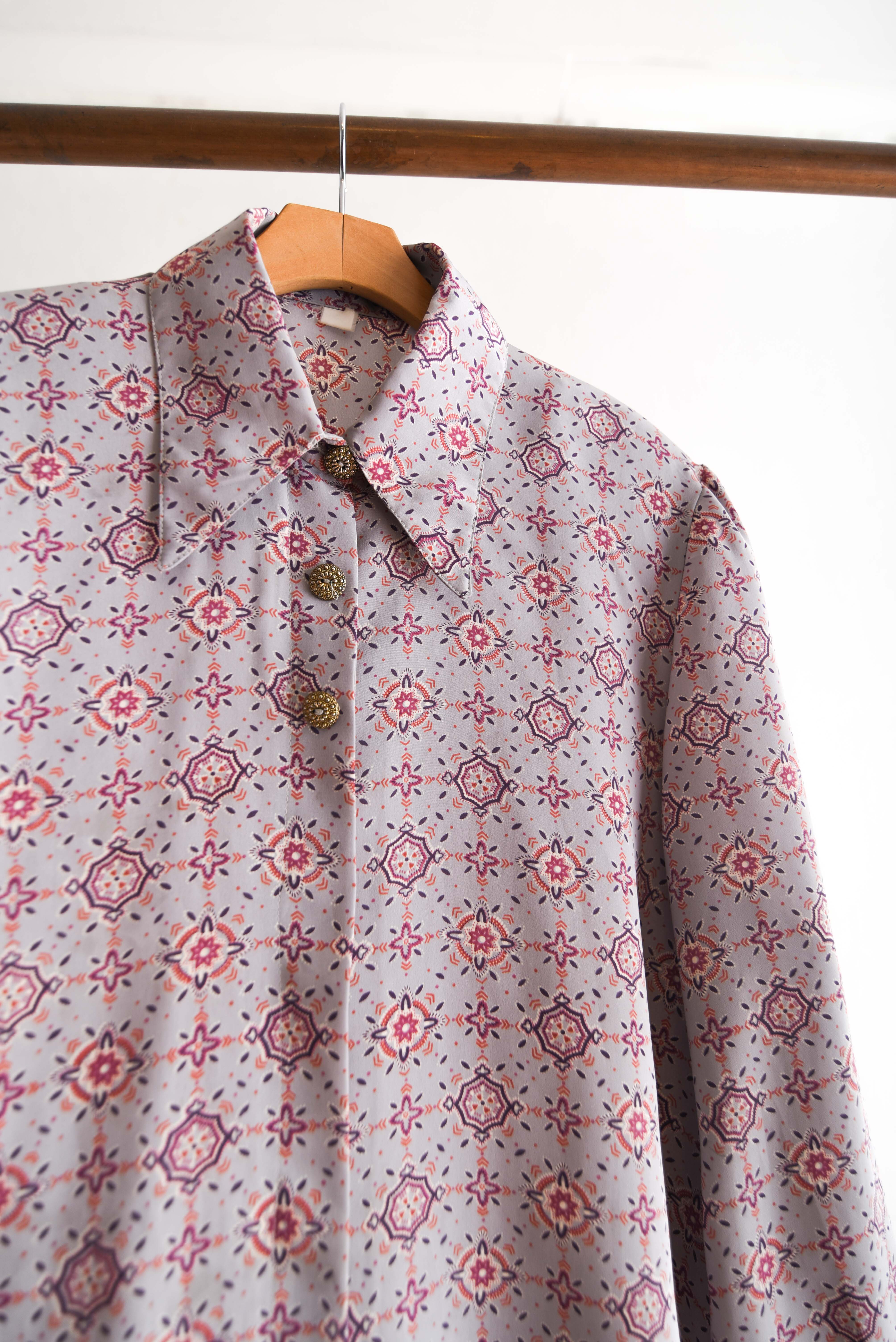 Blusón gris rombos 70s