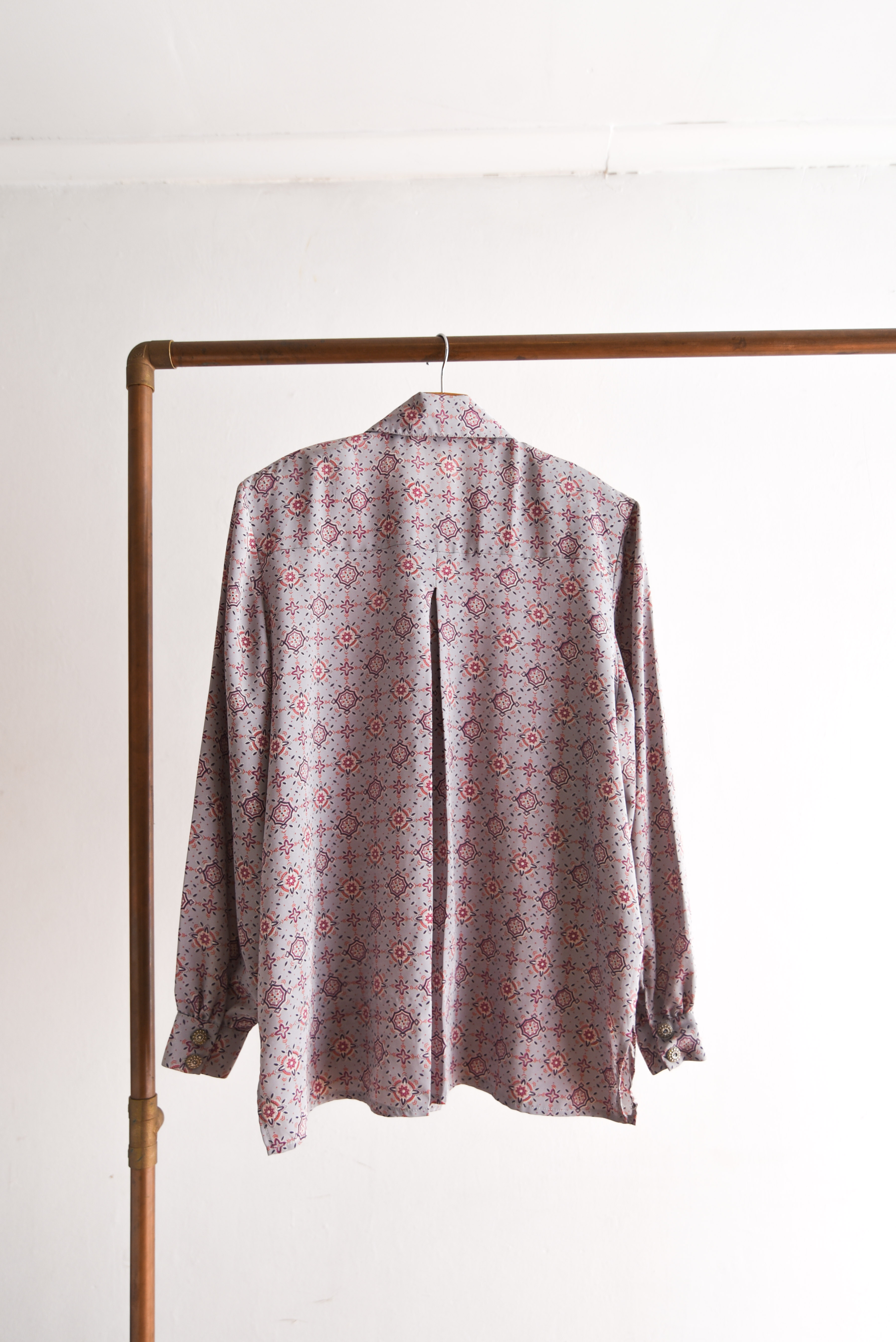 Blusón gris rombos 70s