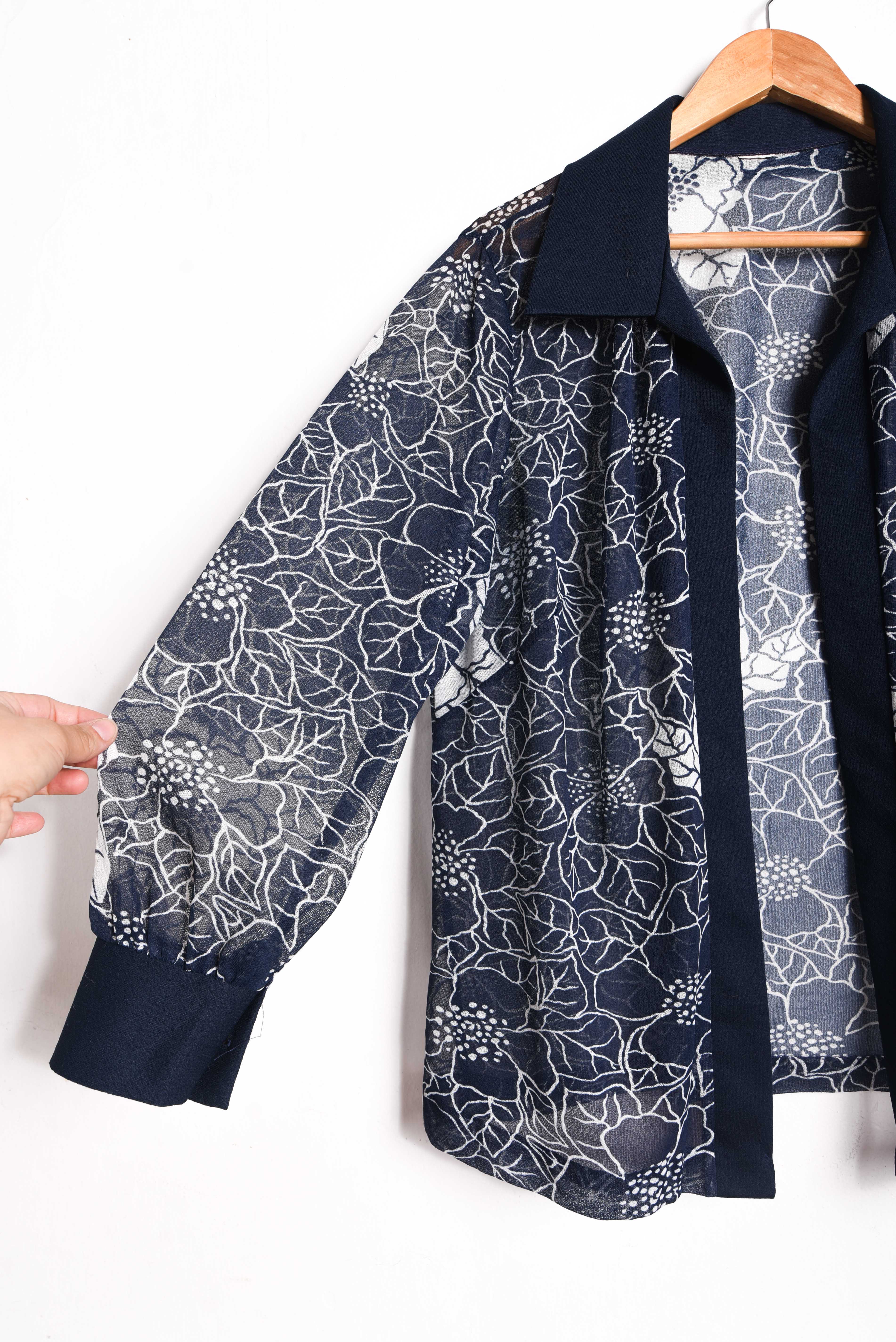 Blusa navy floral tapado