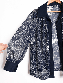 Blusa navy floral tapado