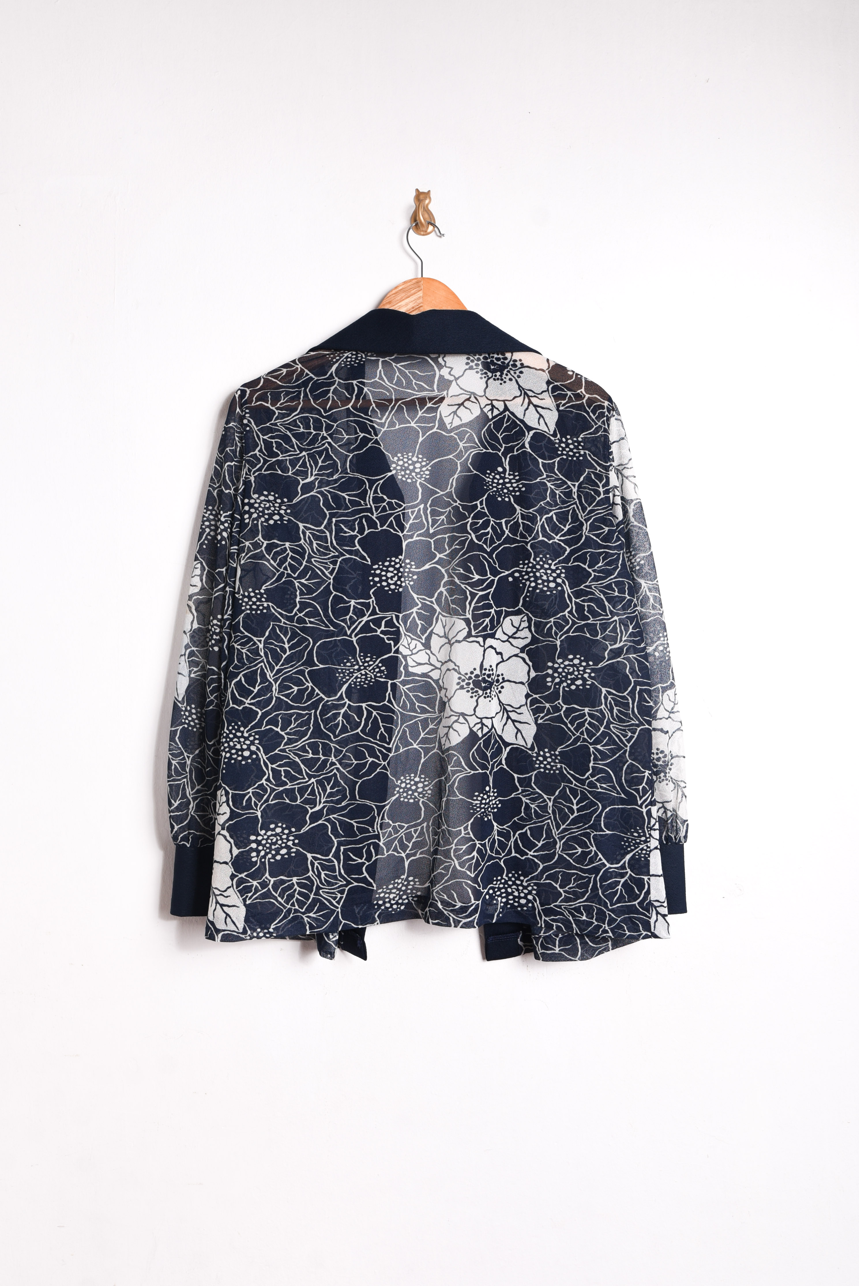 Blusa navy floral tapado