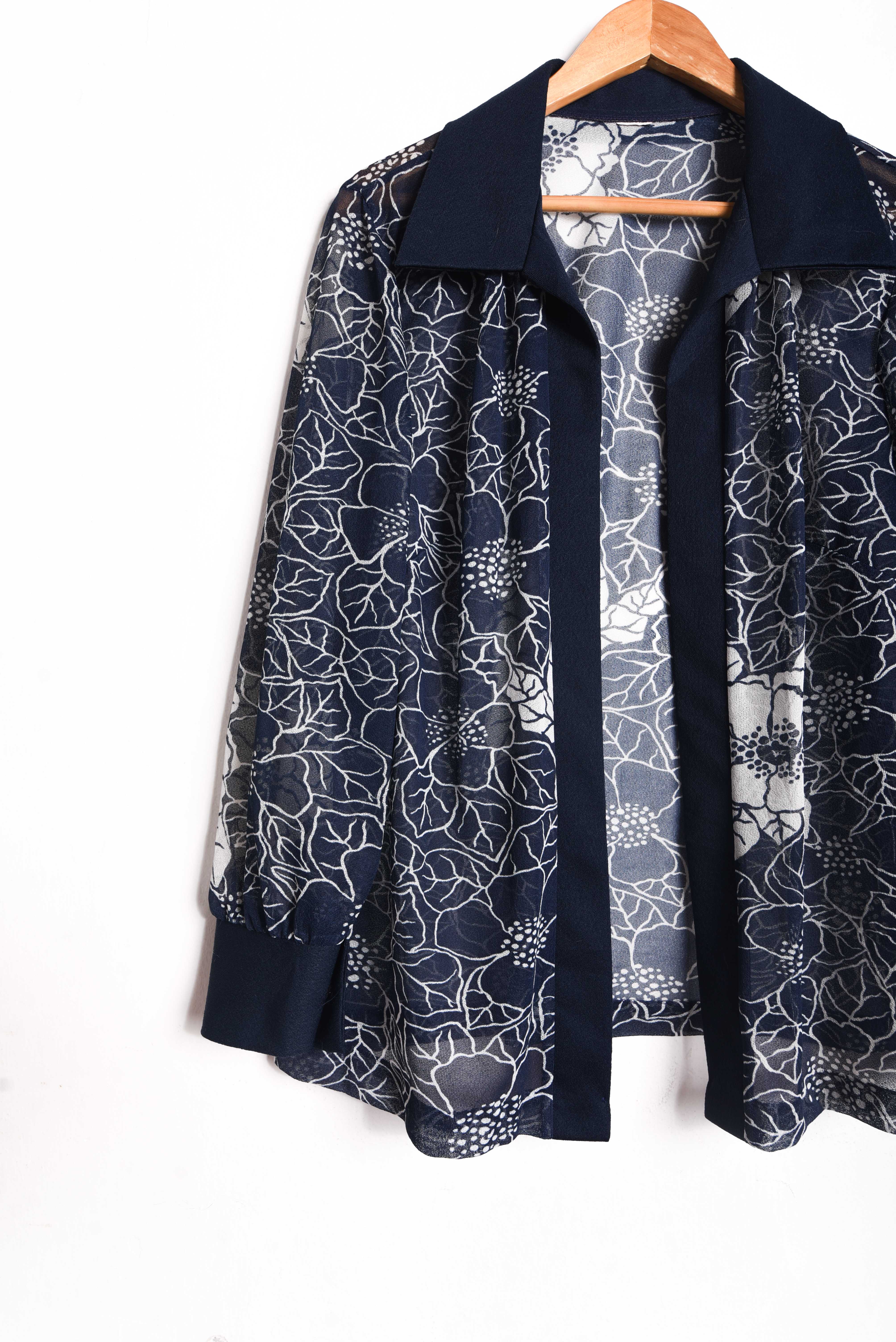 Blusa navy floral tapado