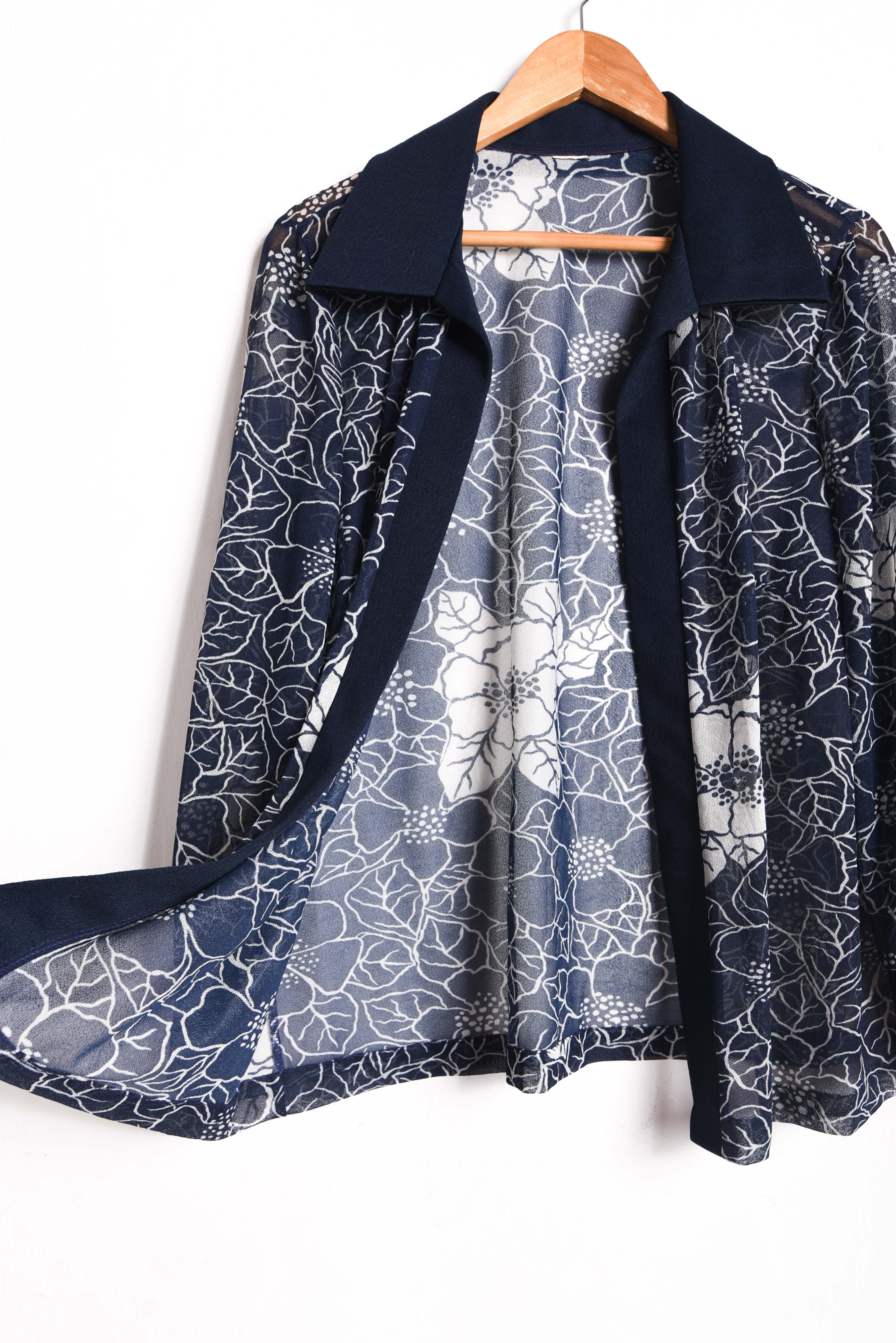 Blusa navy floral tapado