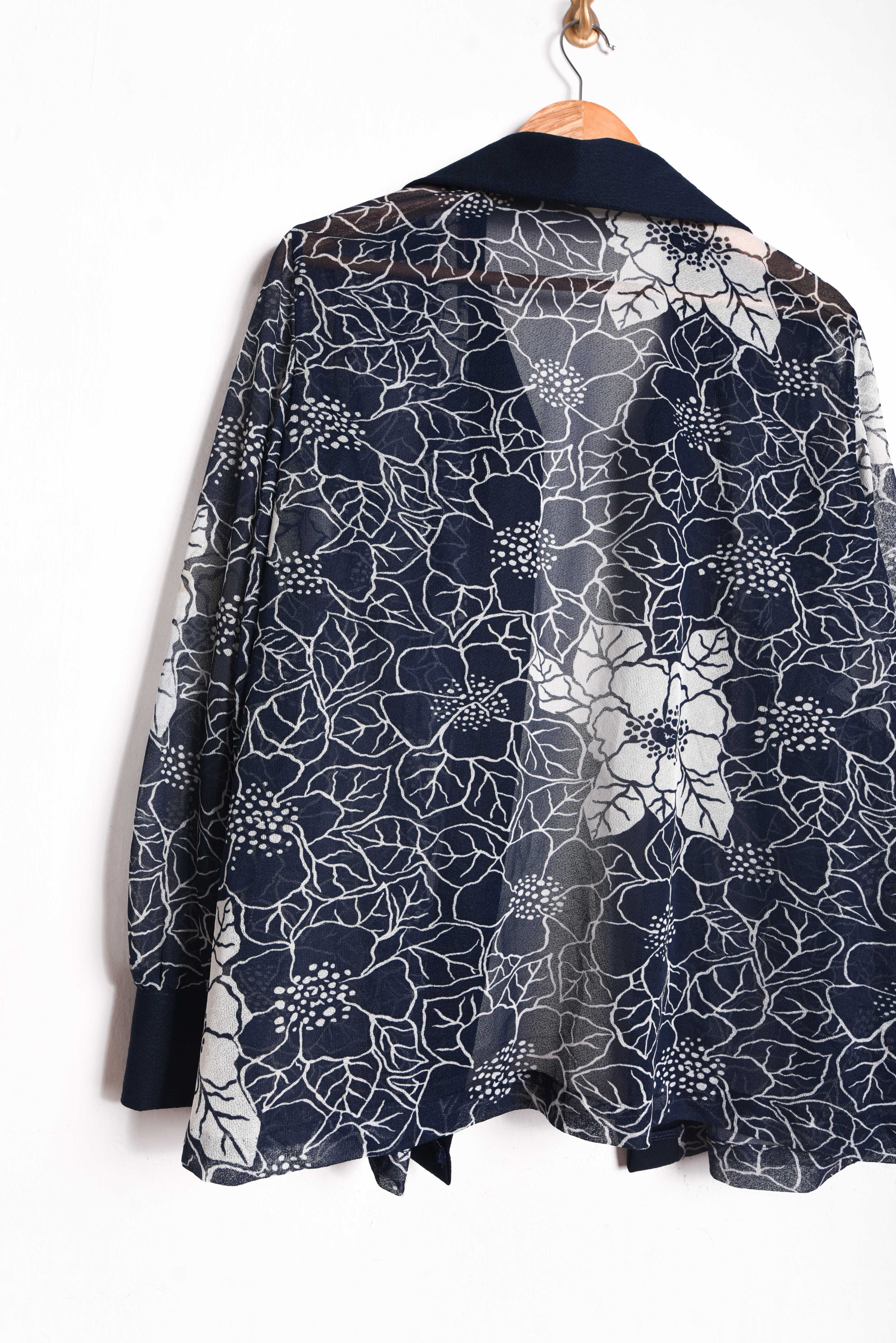 Blusa navy floral tapado