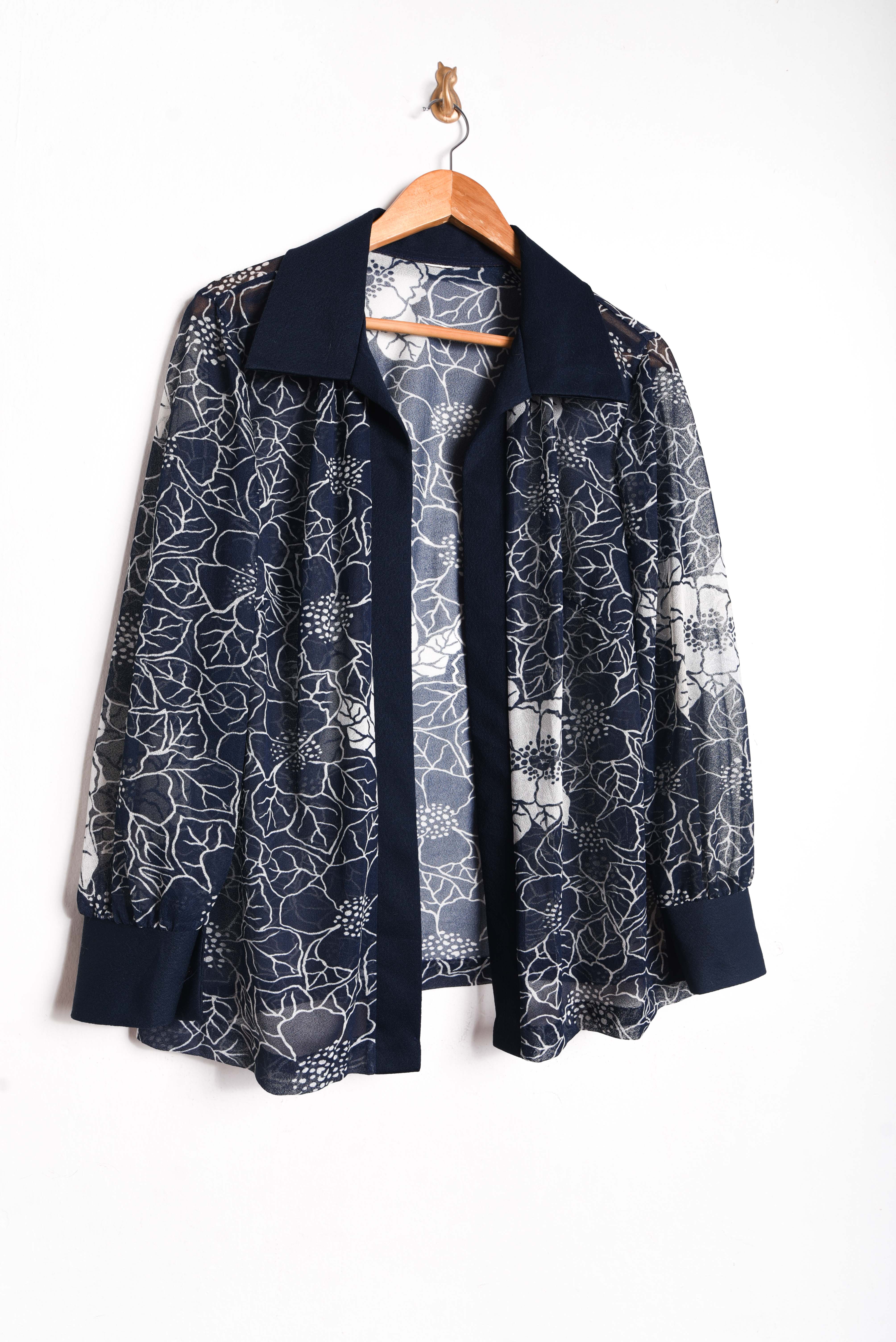 Blusa navy floral tapado