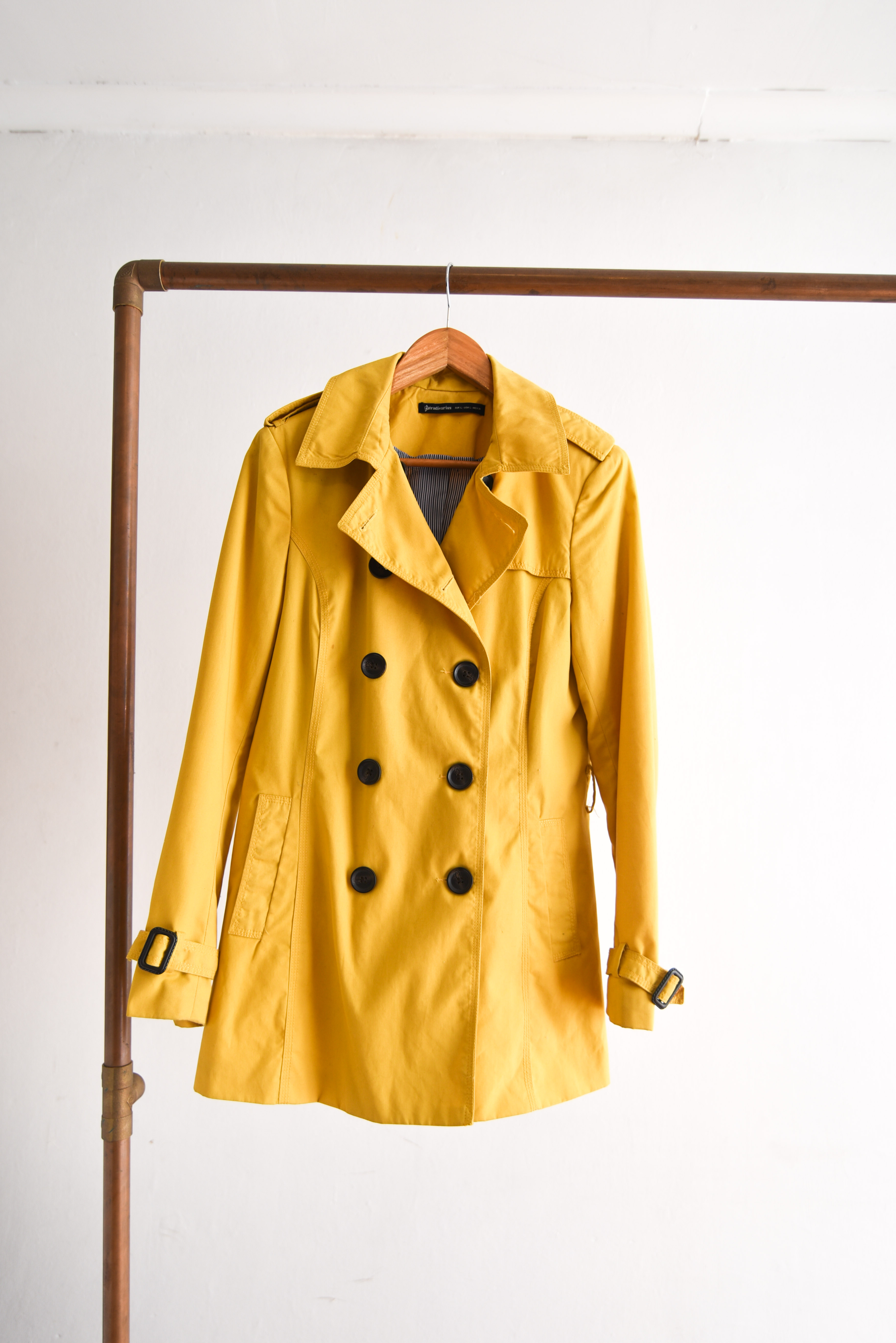Trench amarillo botones