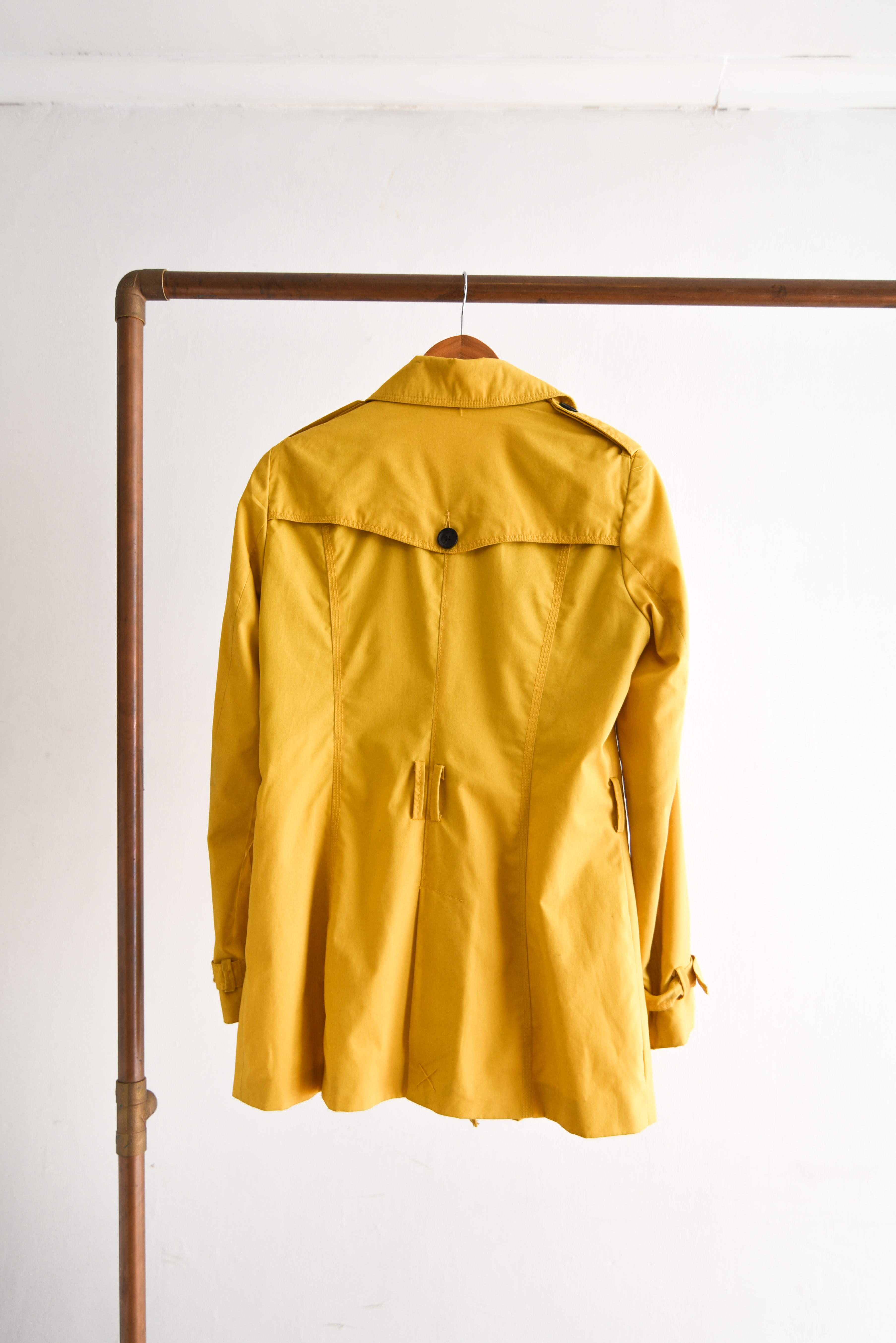 Trench amarillo botones
