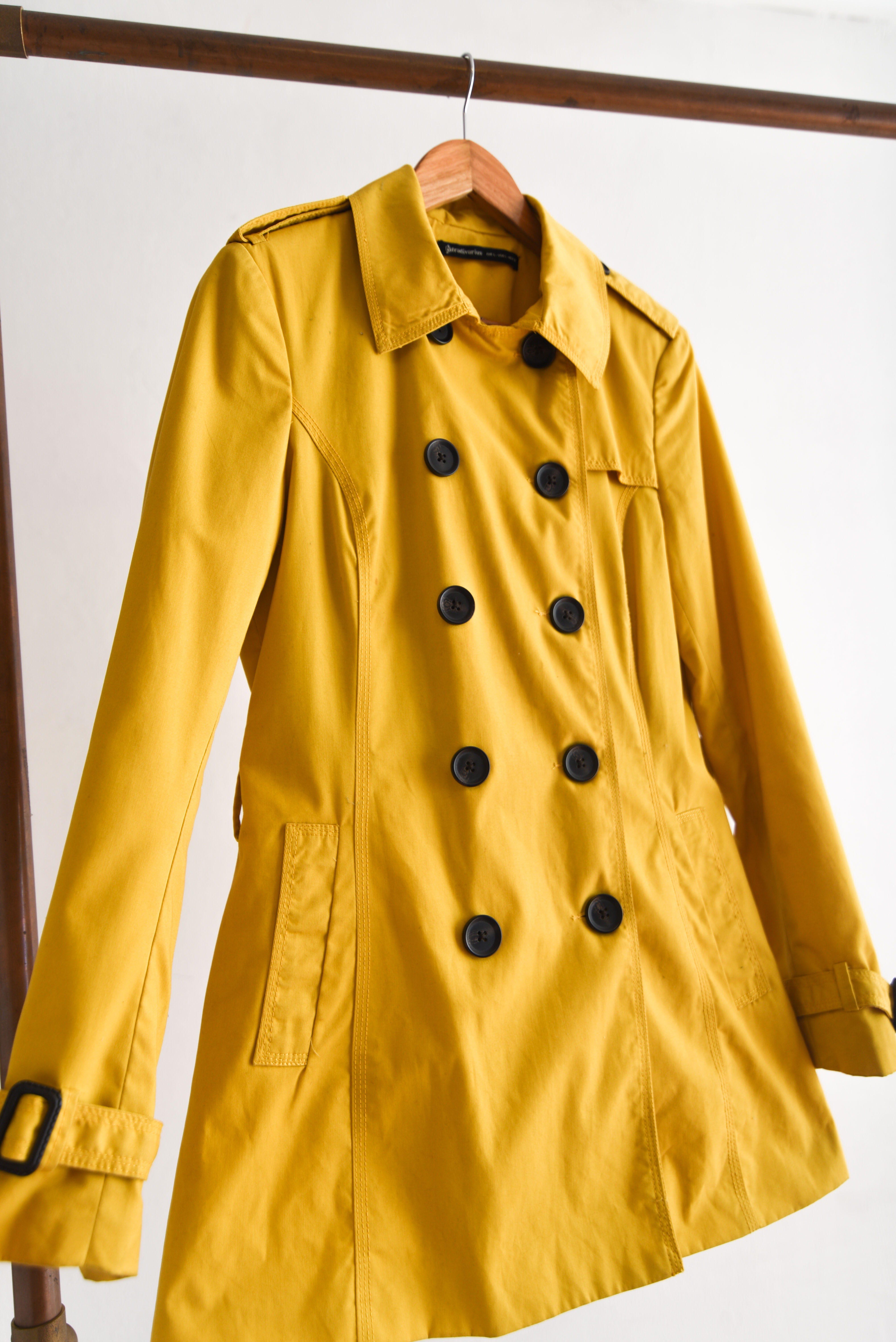 Trench amarillo botones