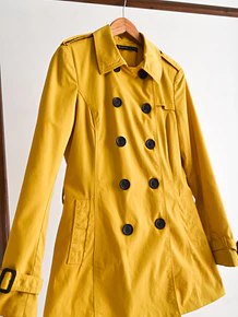 Trench amarillo botones