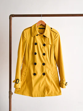 Trench amarillo botones