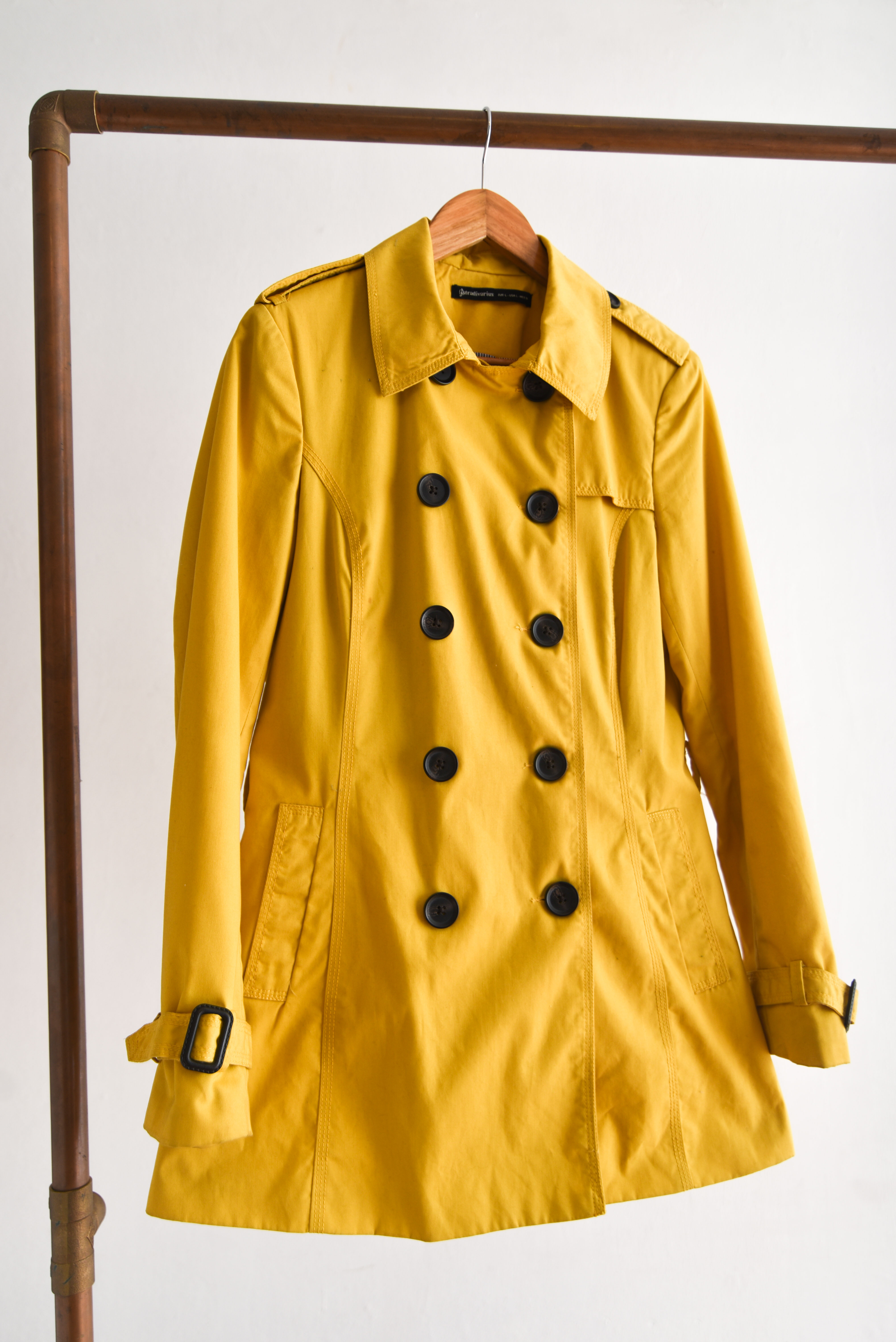 Trench amarillo botones