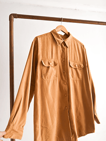 Camisa fake suede camel