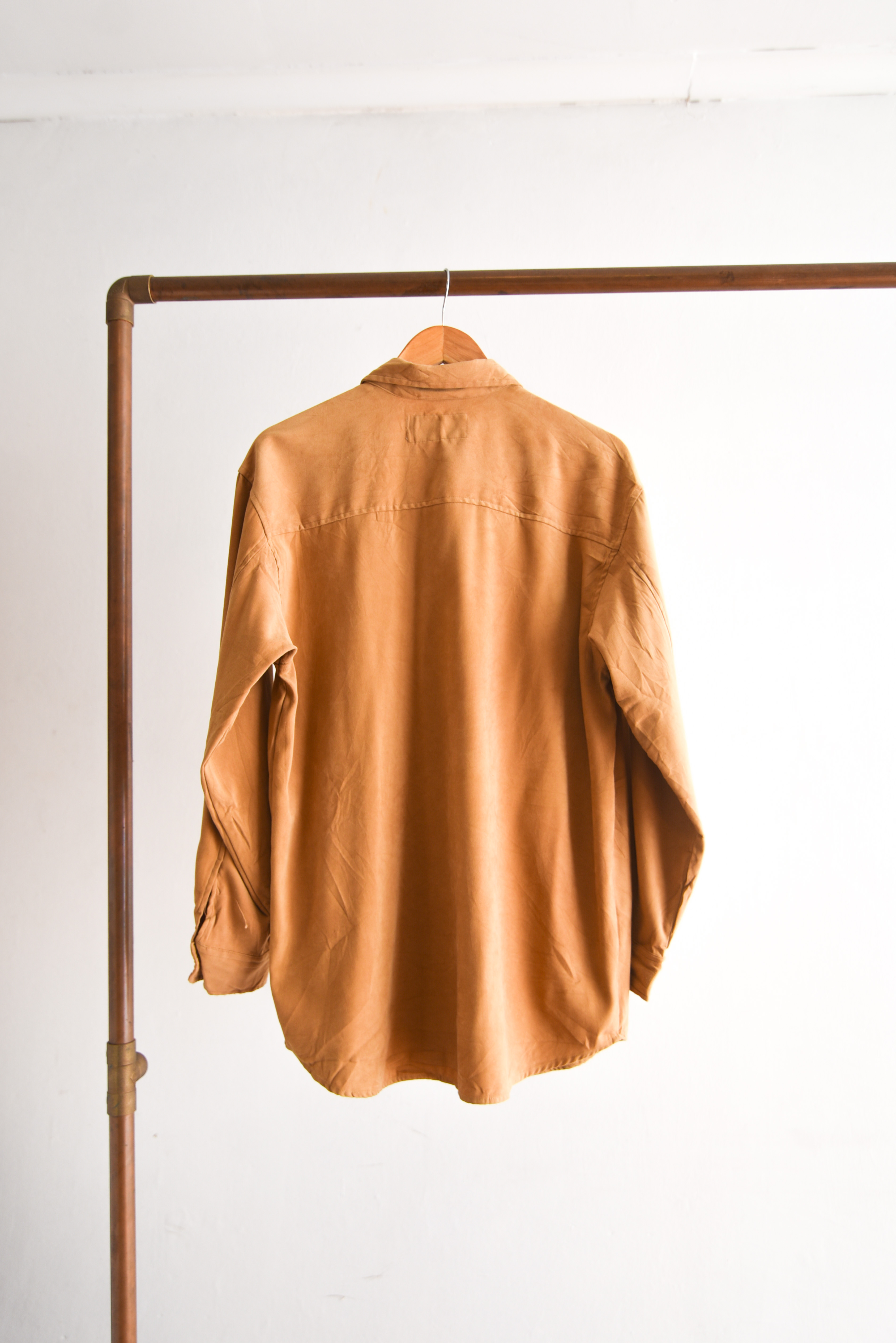 Camisa fake suede camel