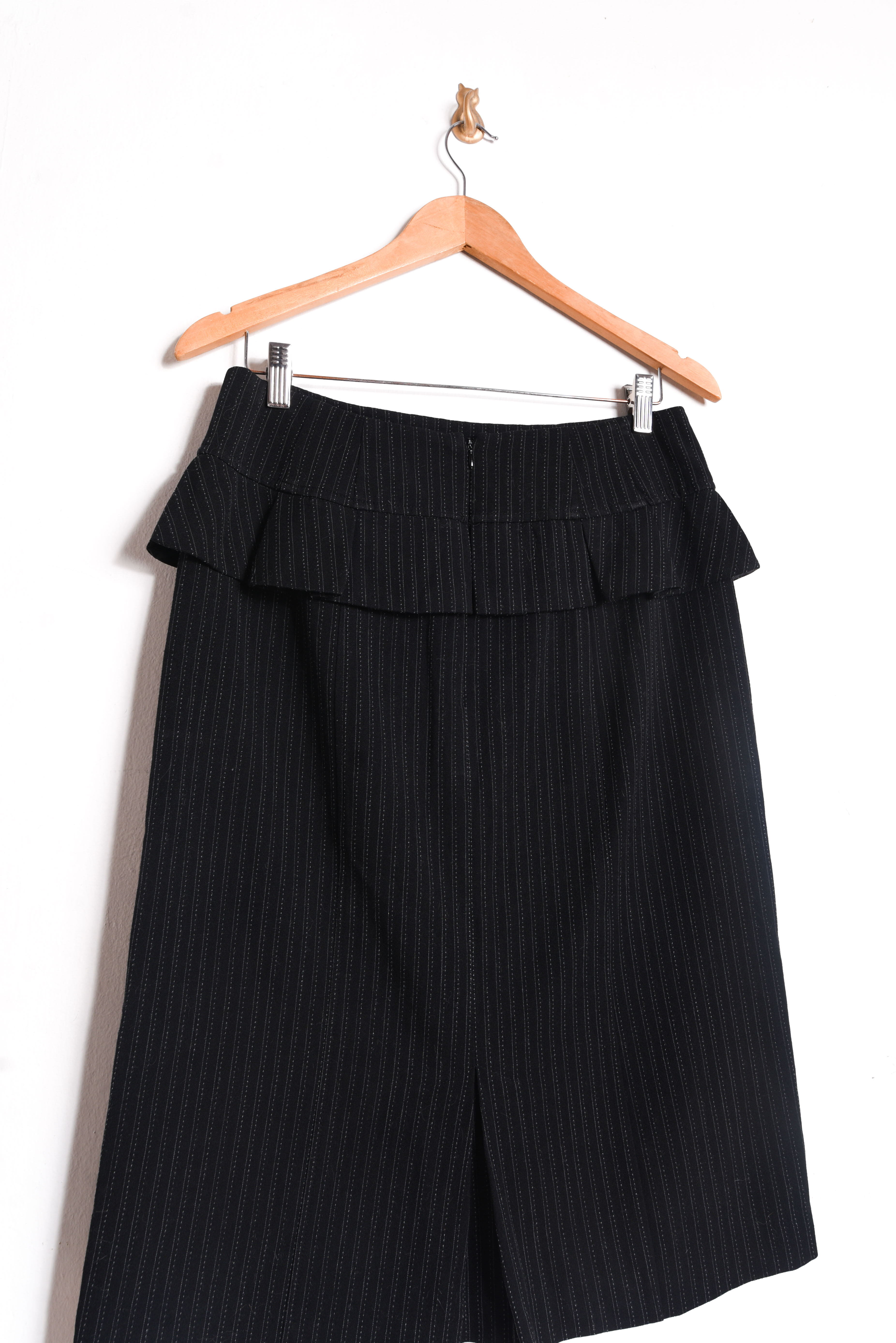 Falda negra peplum pinstripe