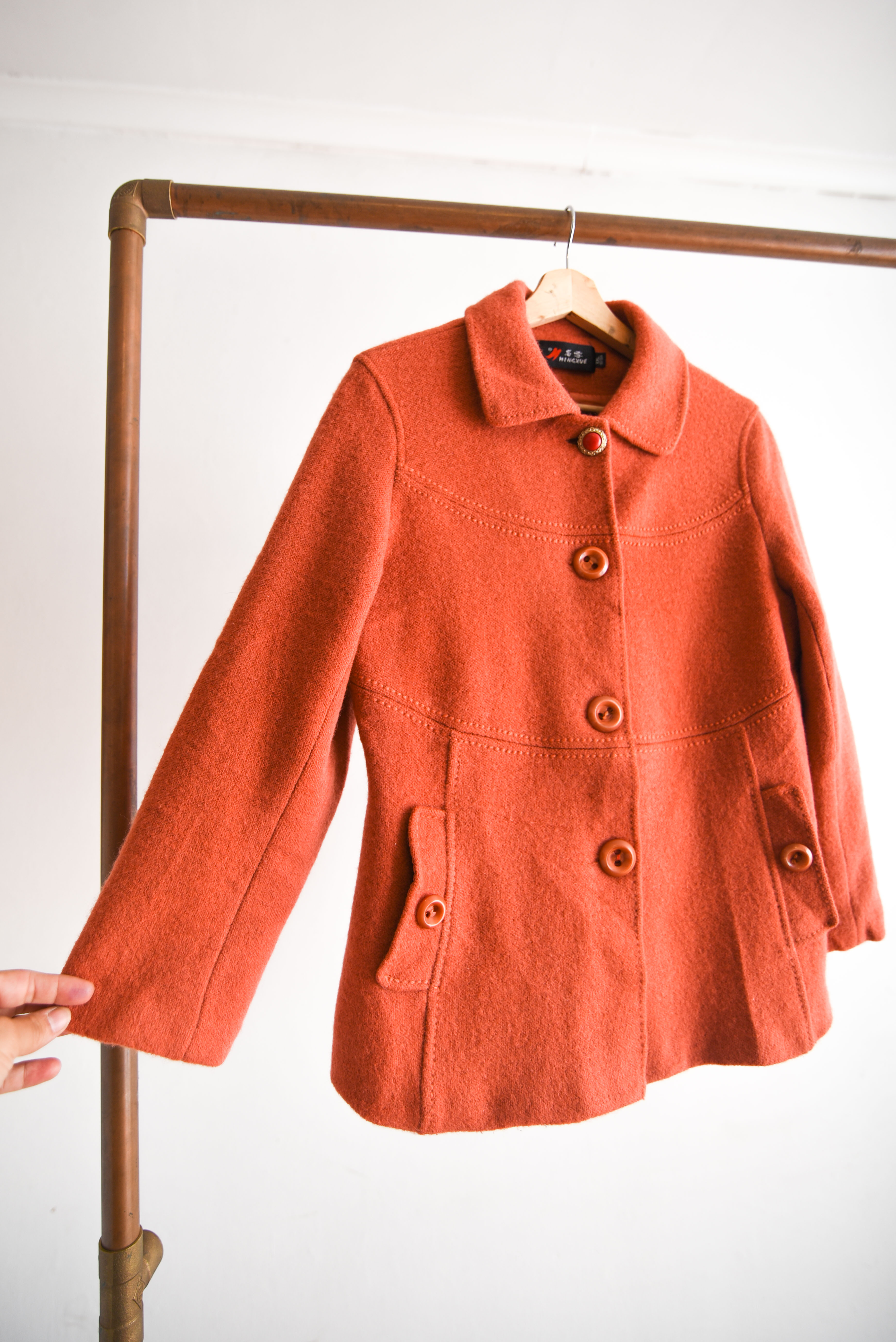 Chaqueta naranja botones