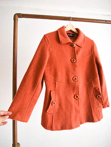 Chaqueta naranja botones