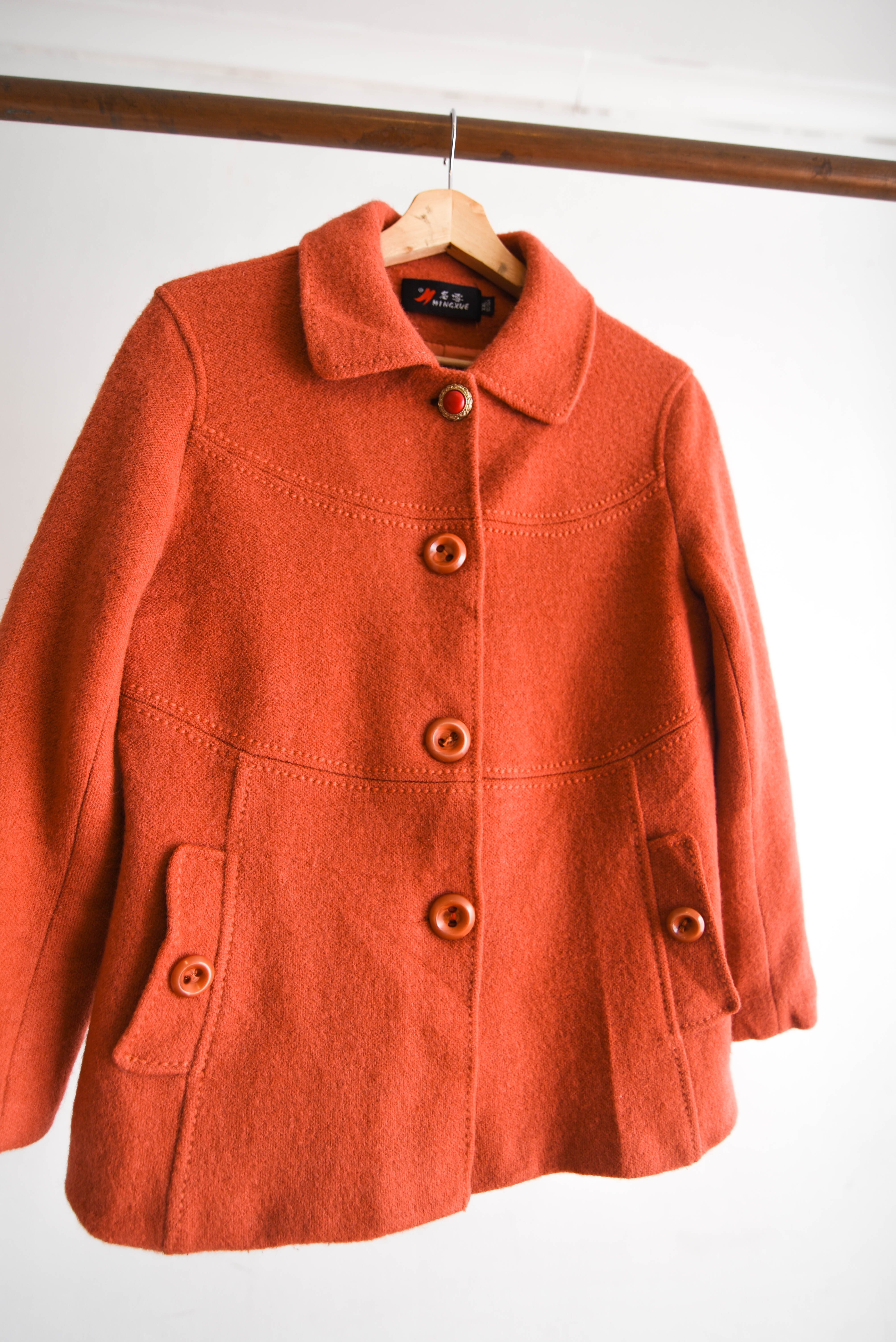 Chaqueta naranja botones