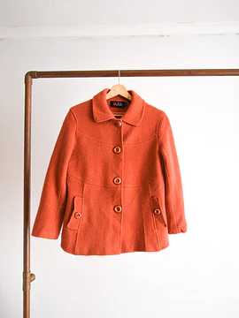 Chaqueta naranja botones