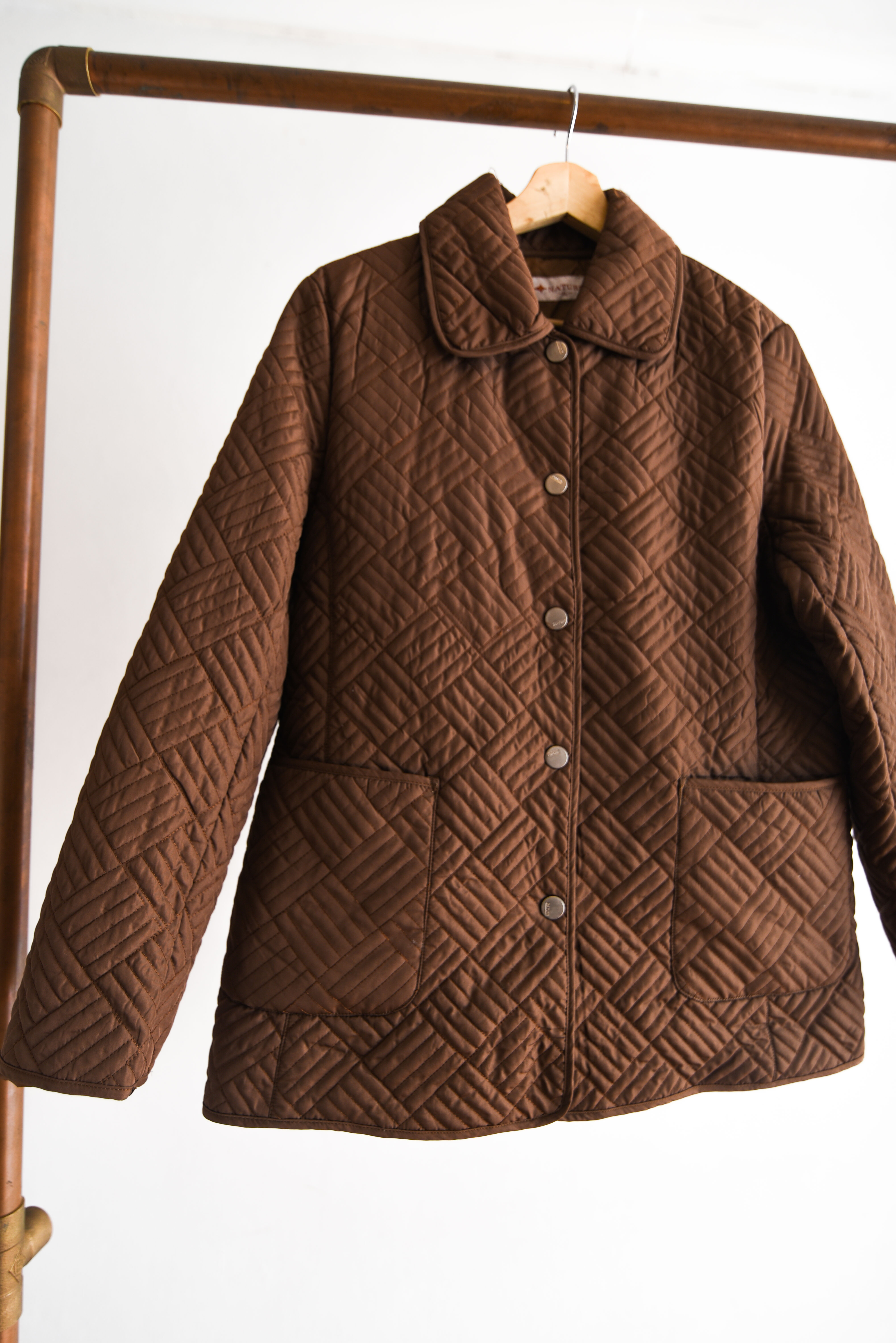 Chaqueta quilt café broches