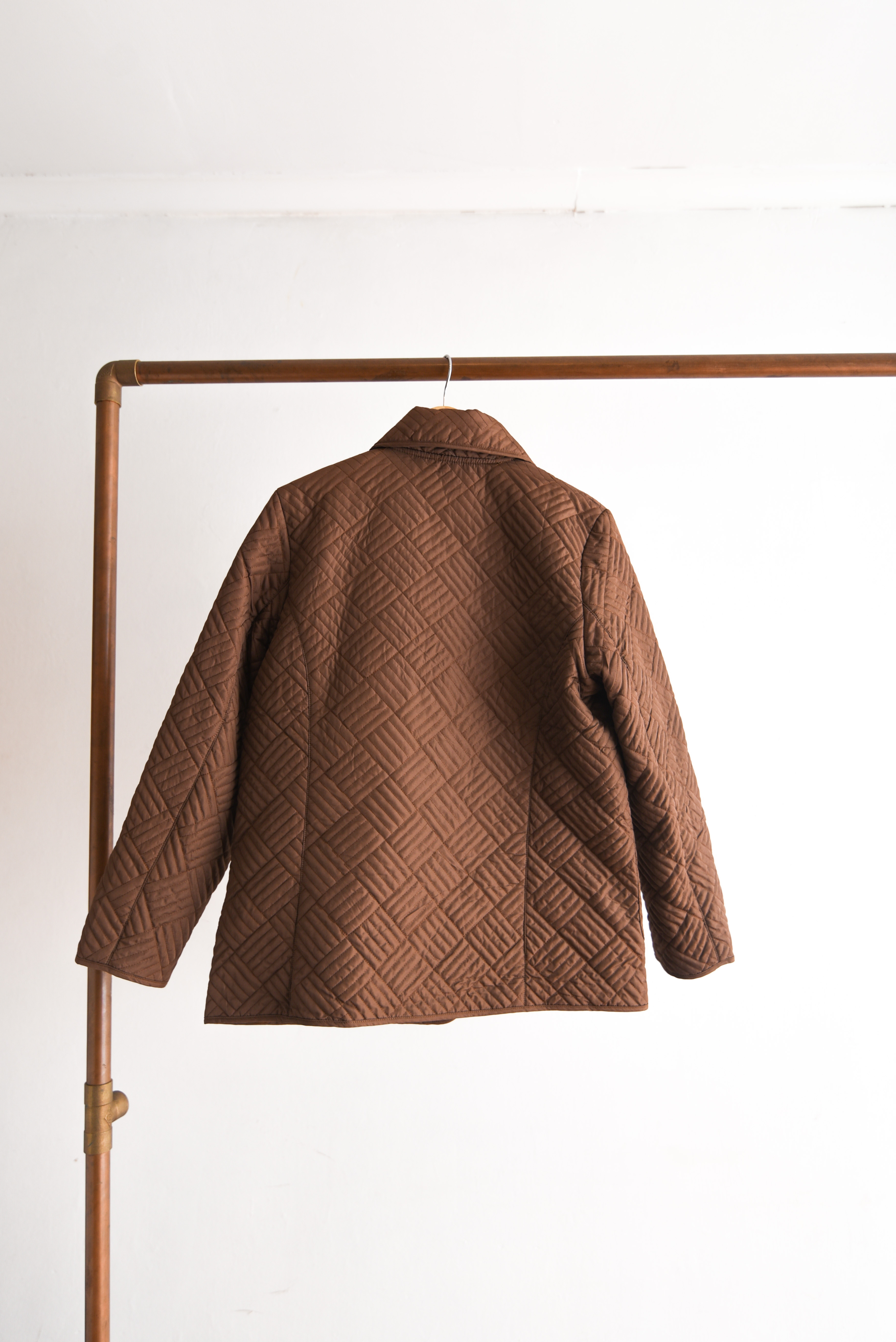 Chaqueta quilt café broches