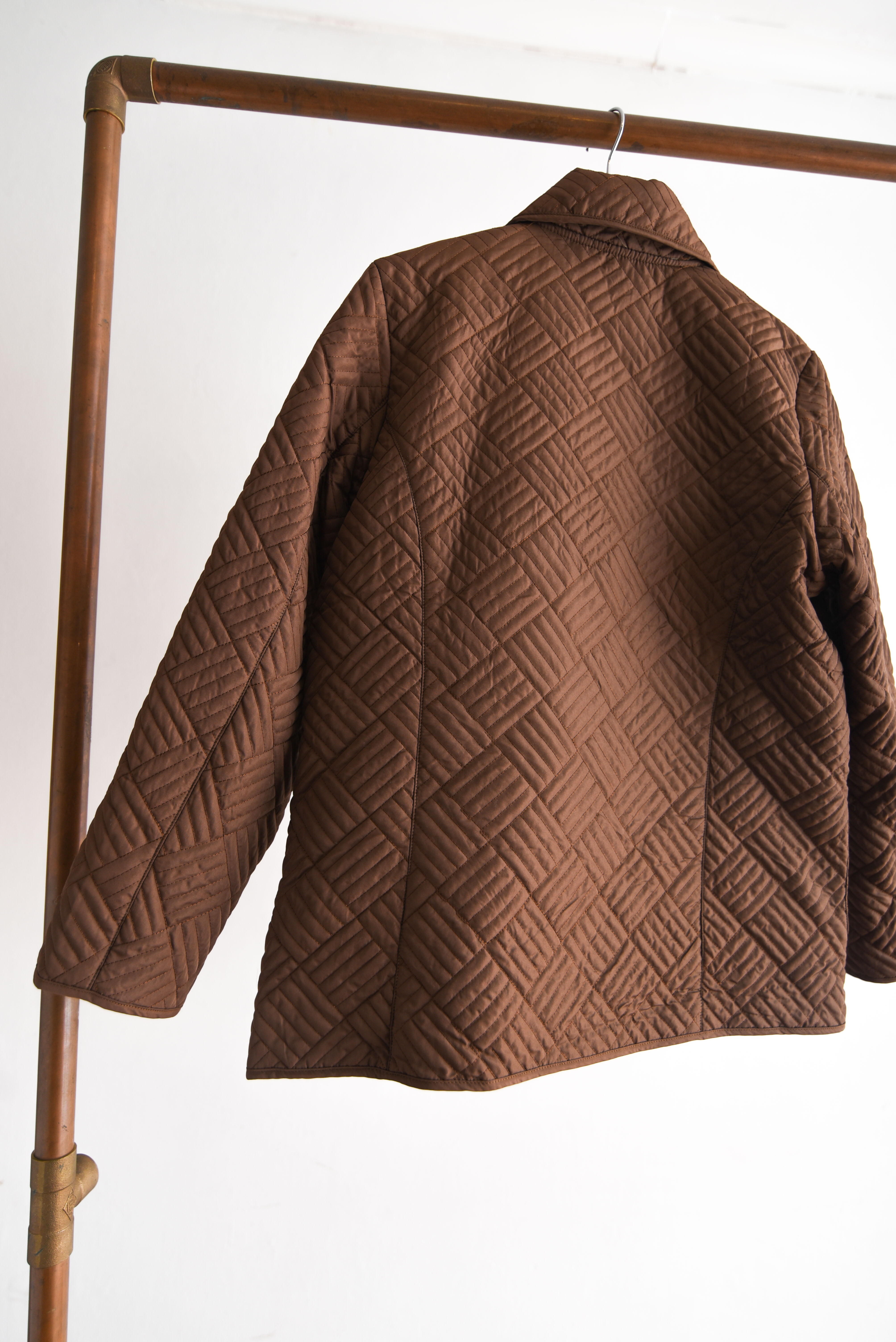 Chaqueta quilt café broches