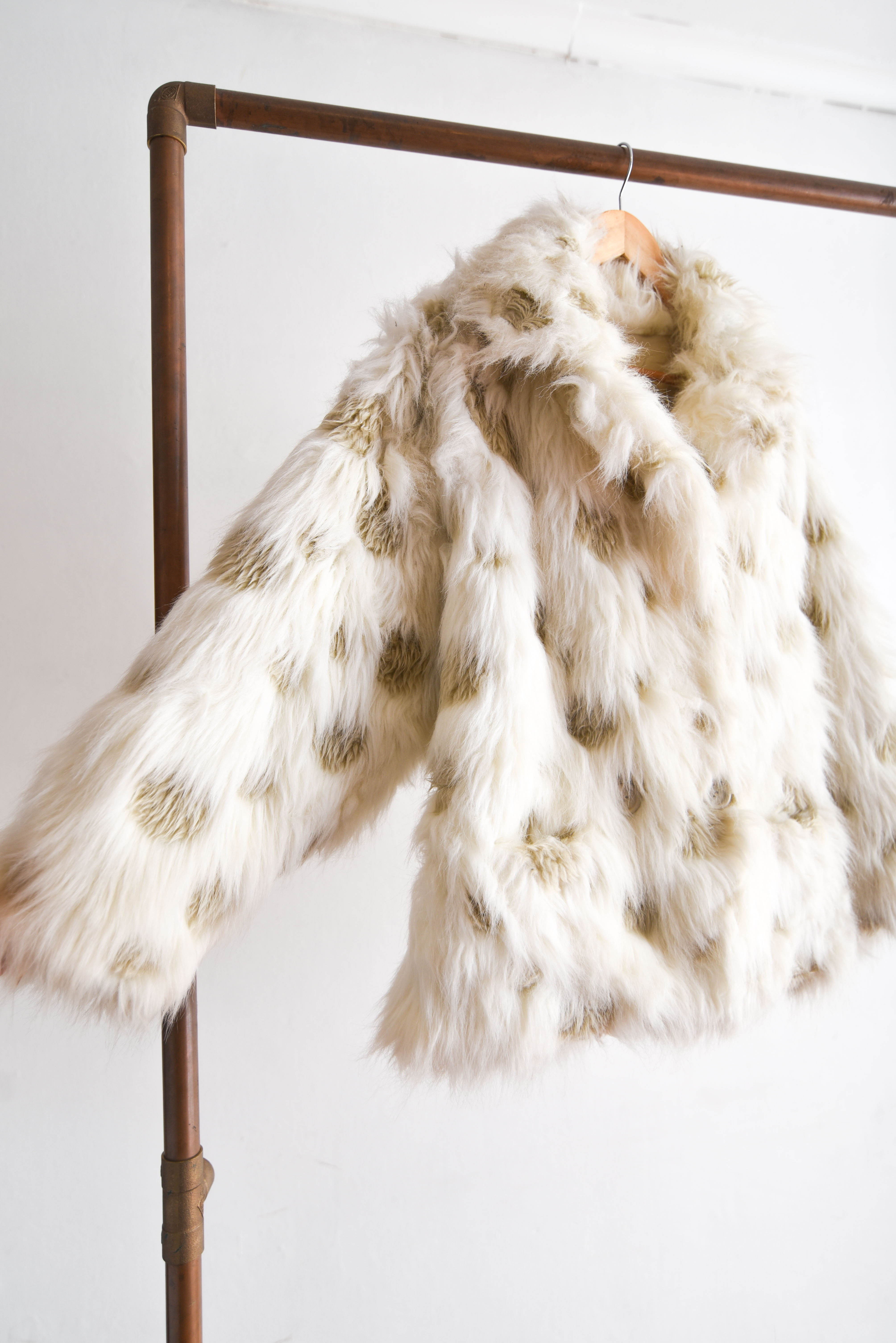 Abrigo faux fur marfil dots 70s