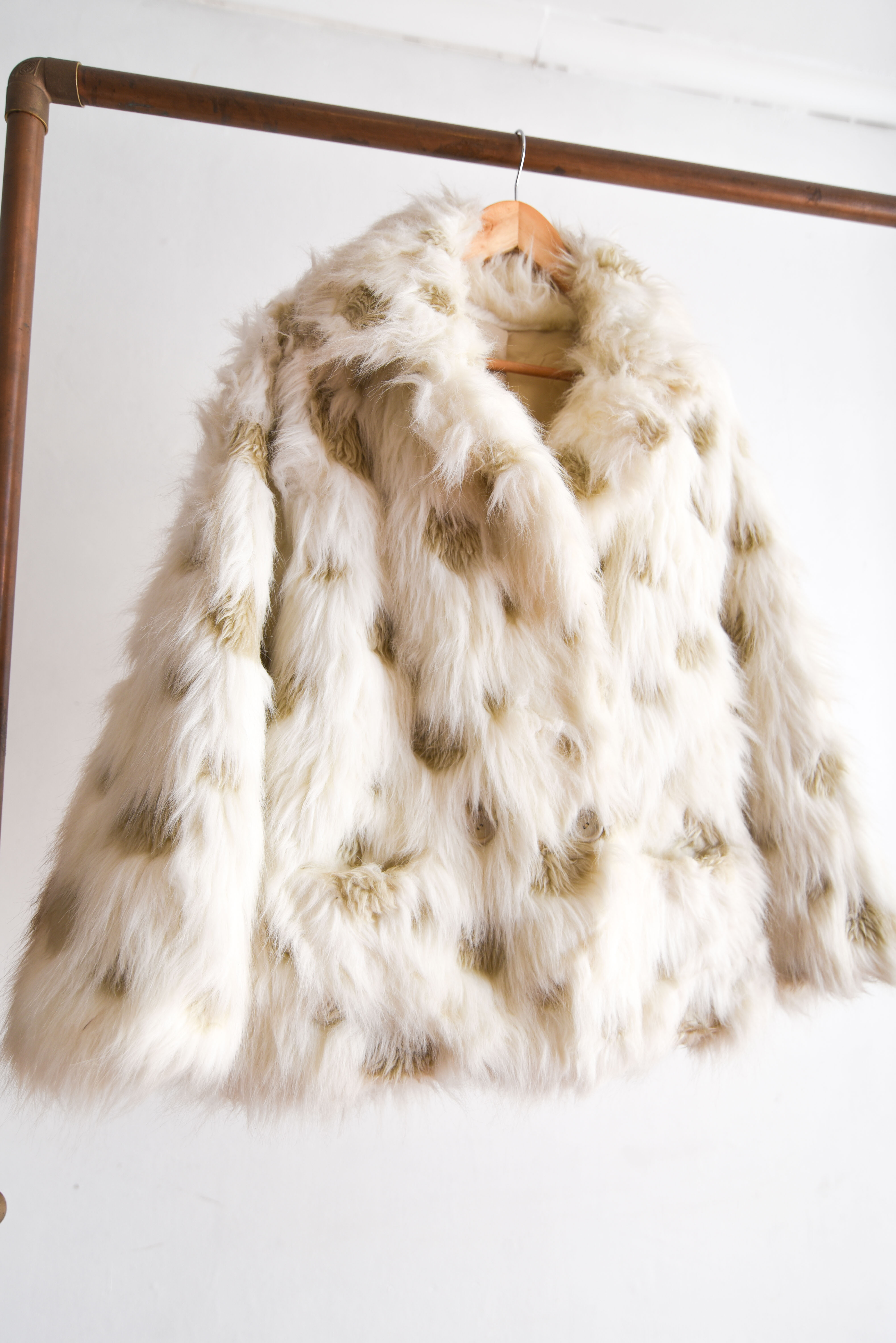 Abrigo faux fur marfil dots 70s