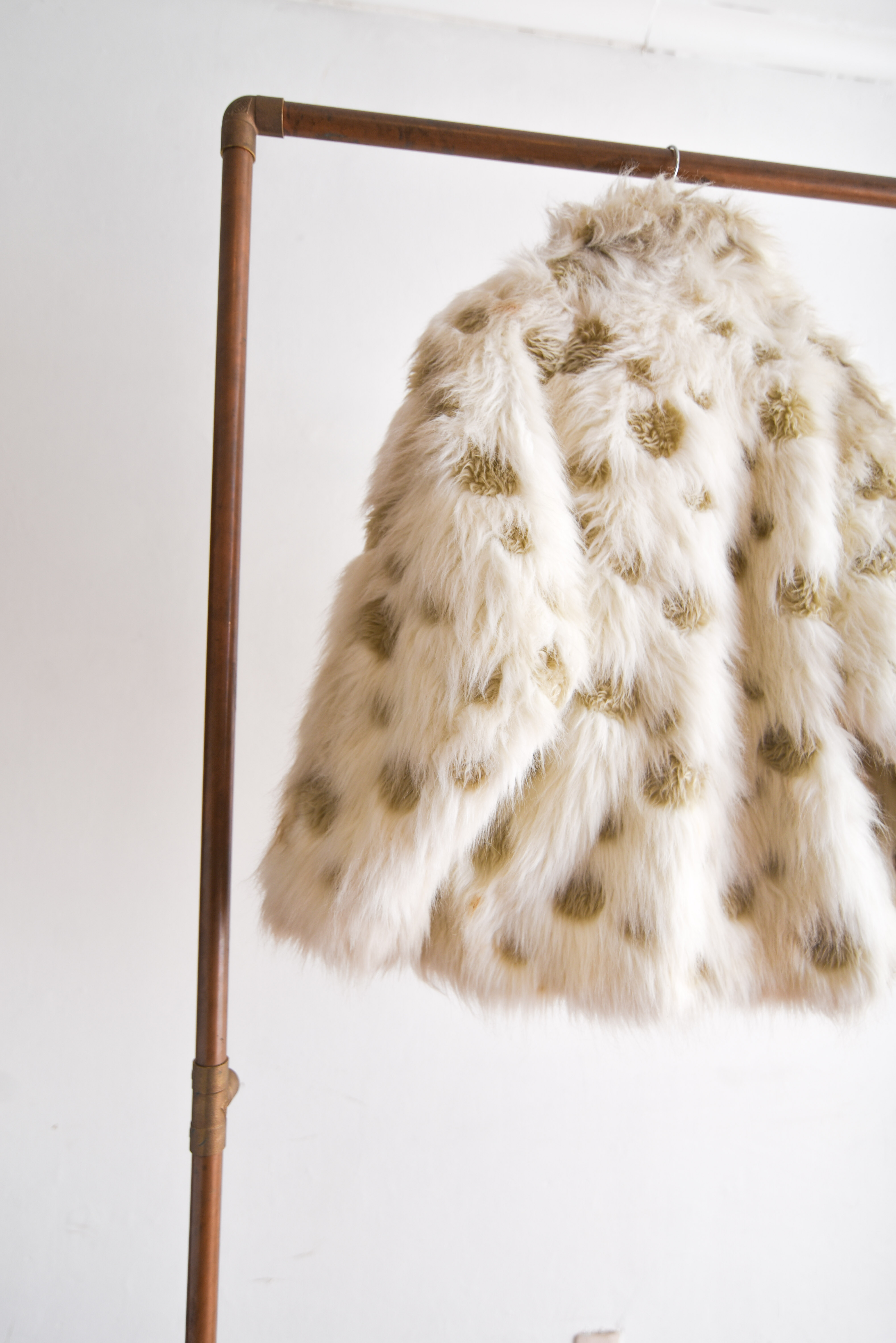 Abrigo faux fur marfil dots 70s