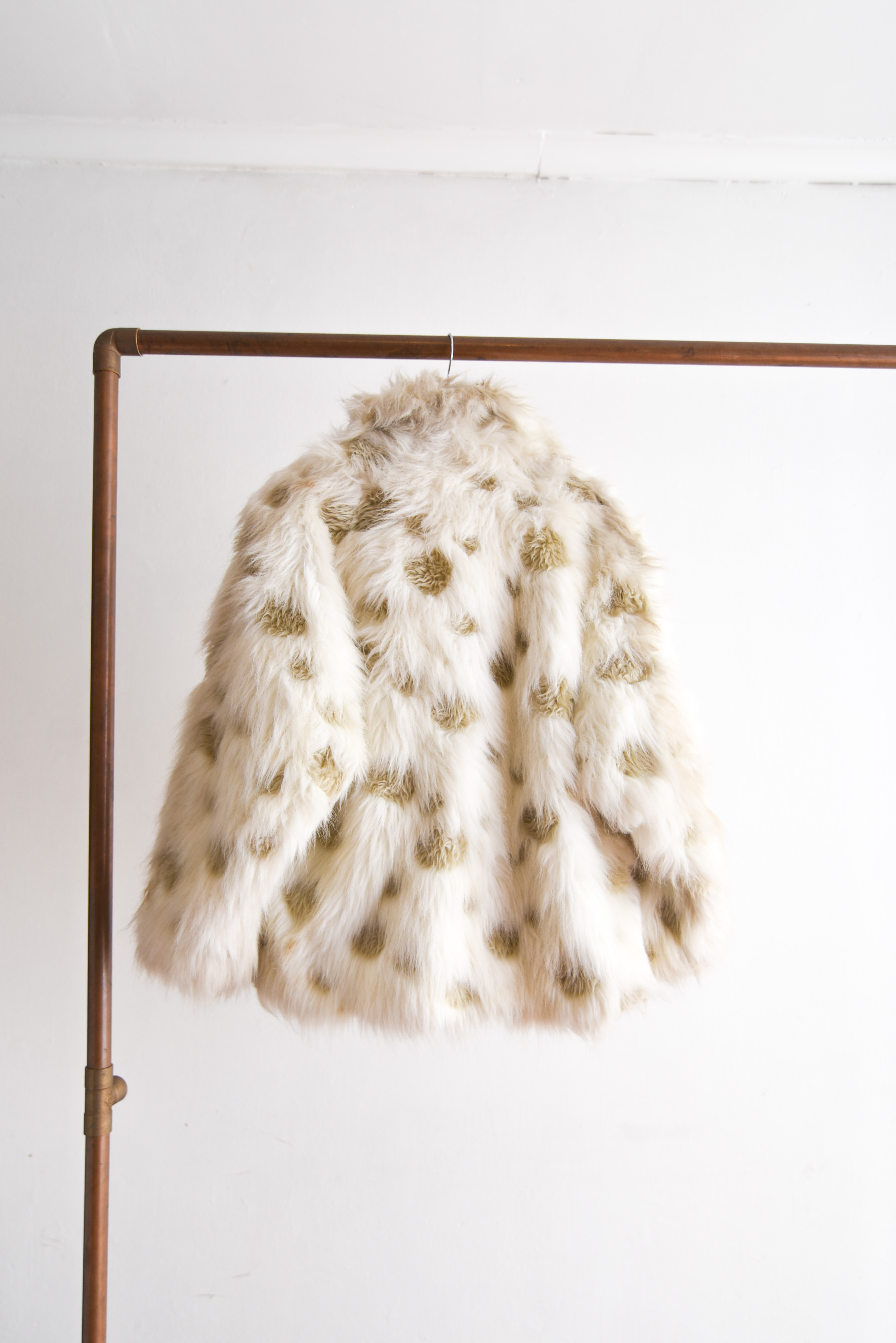 Abrigo faux fur marfil dots 70s