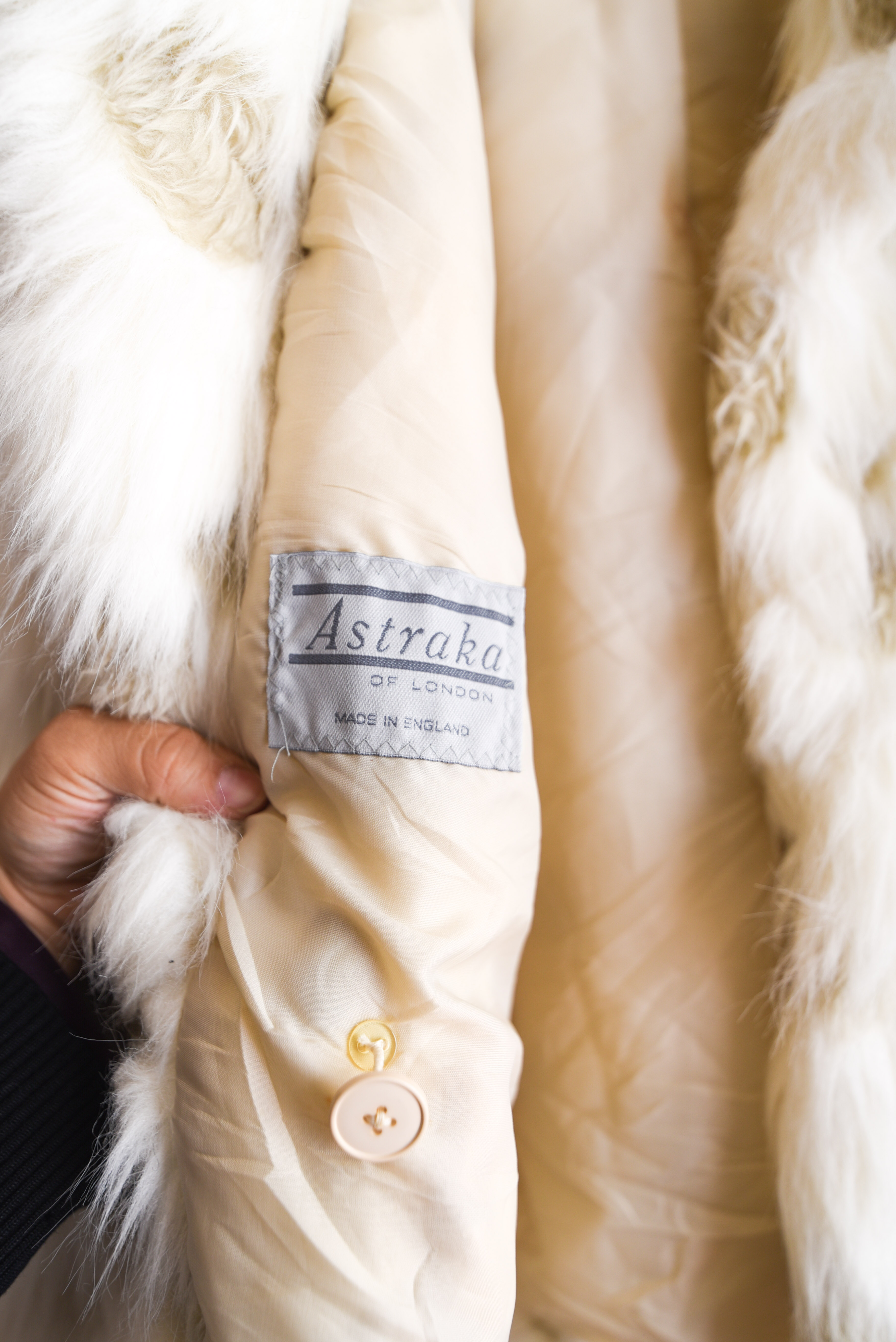 Abrigo faux fur marfil dots 70s