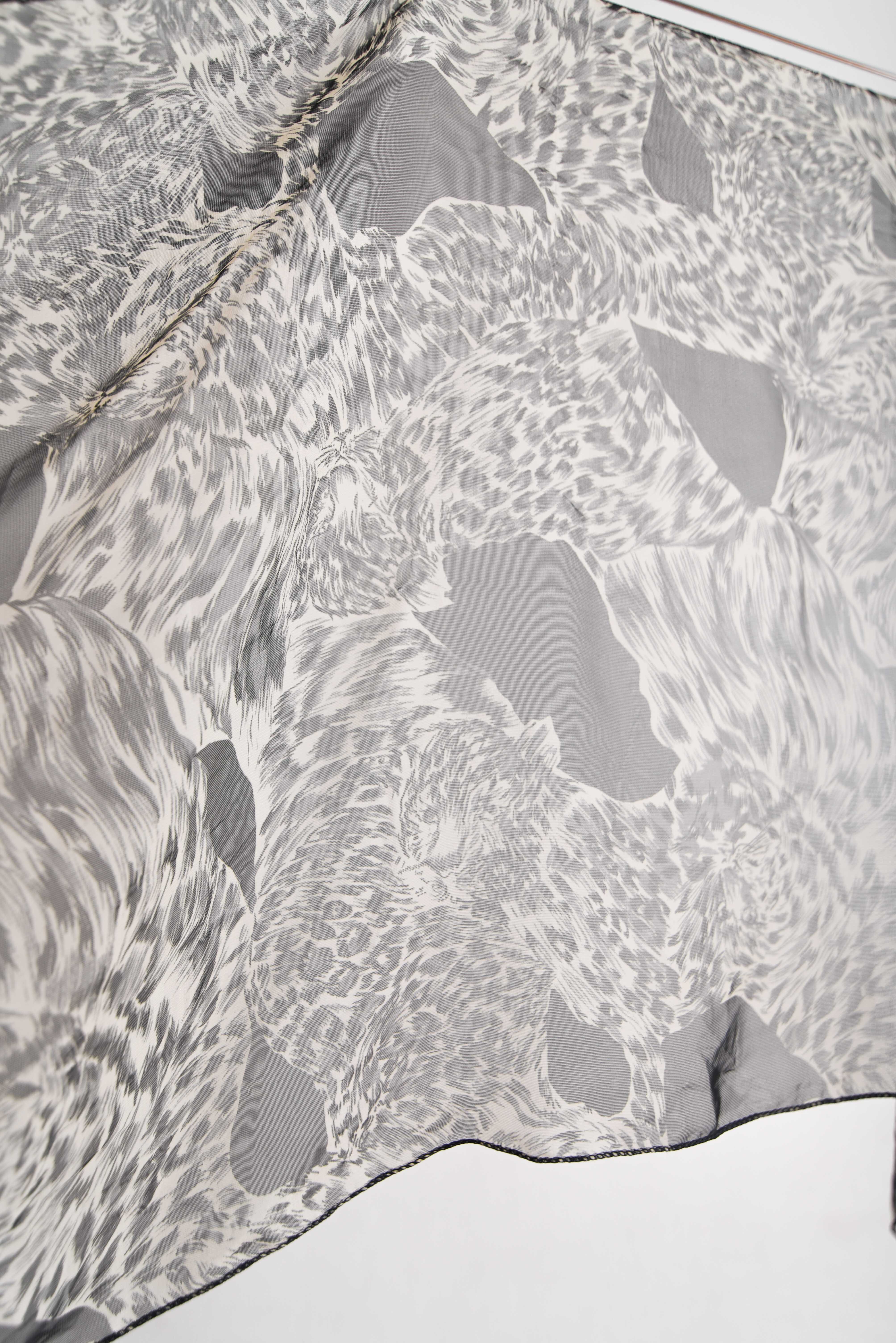 Pañuelo traslucido felinos