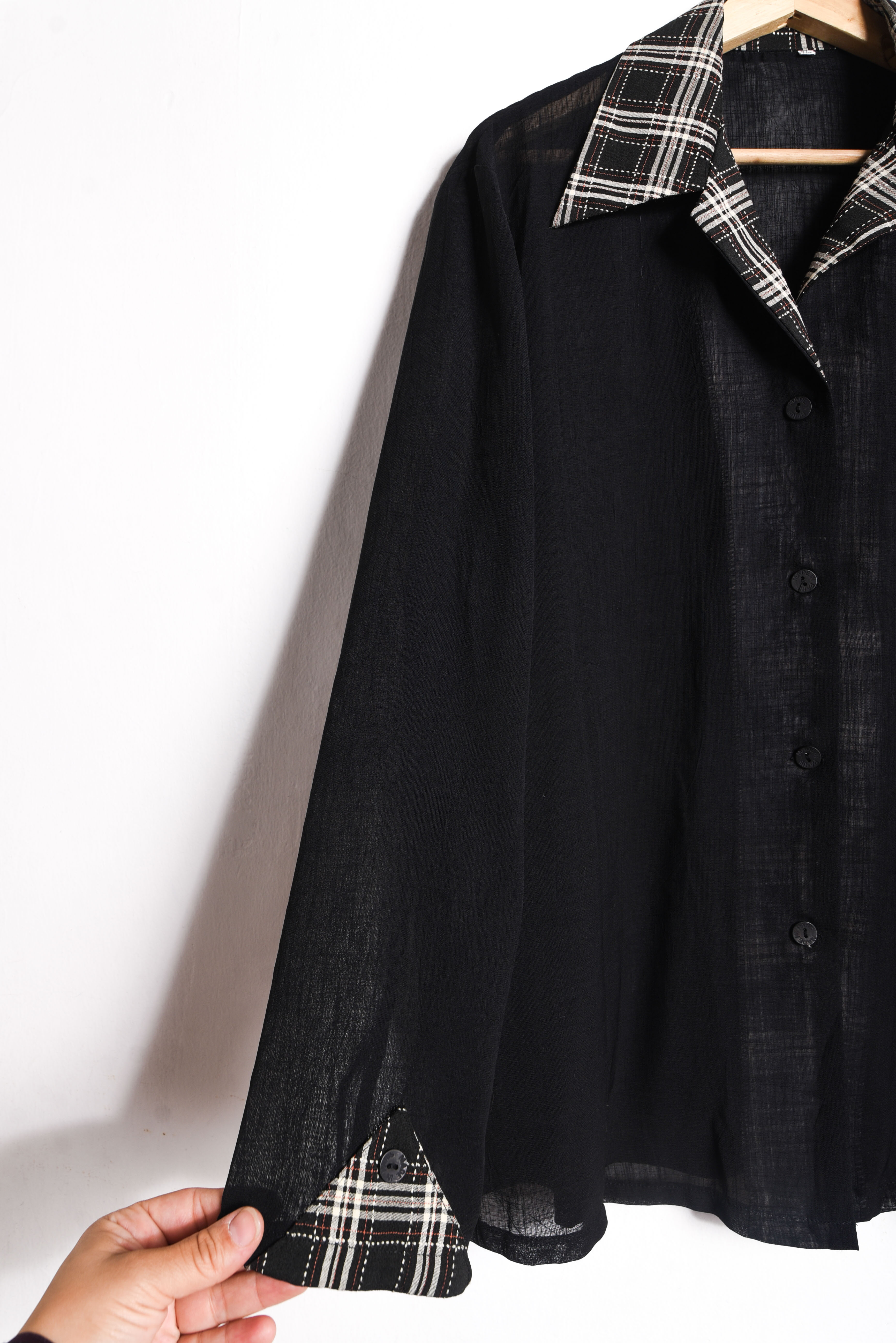 Blusón traslucido negro y tartán