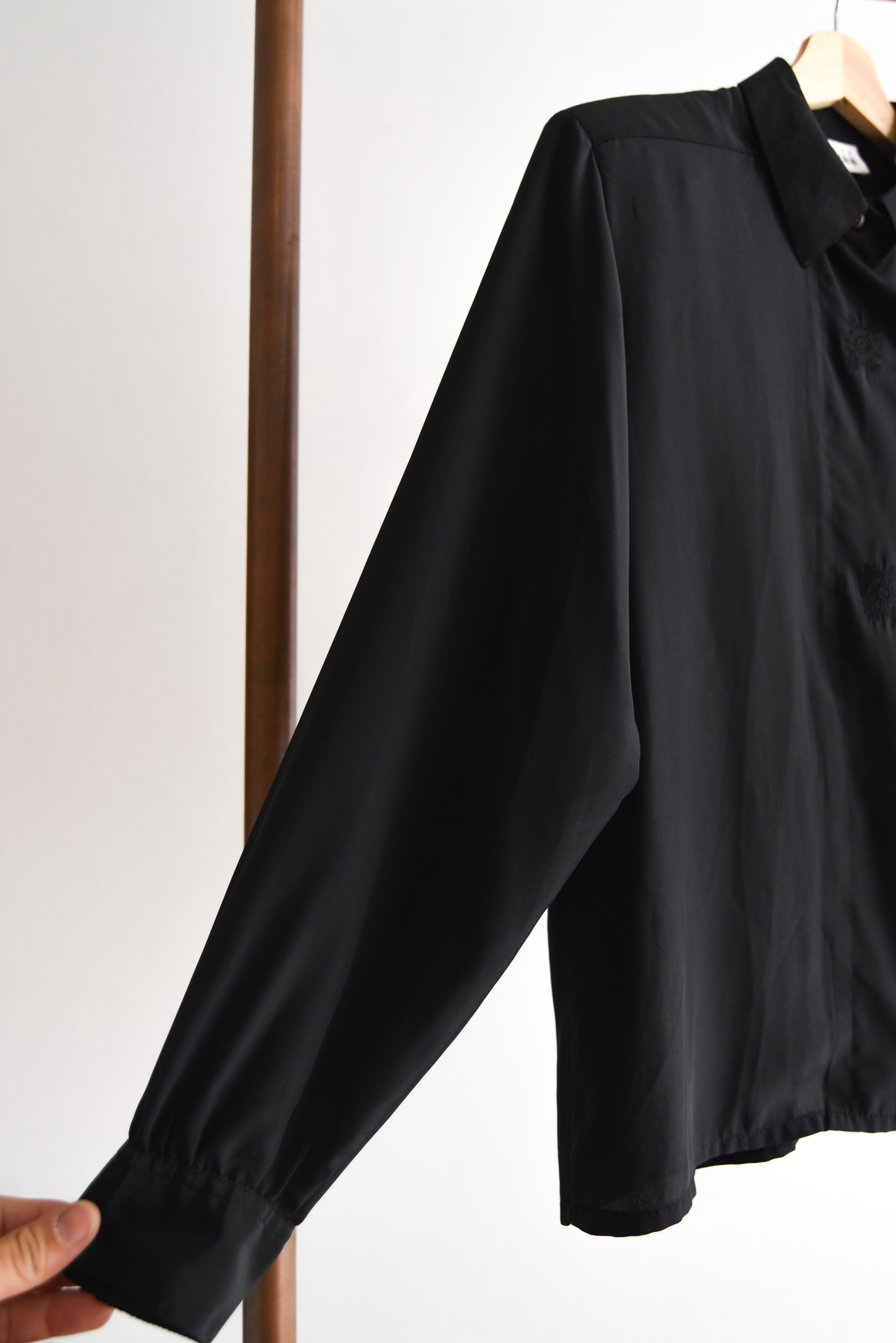 Blusa negra vintage bordada Leslie Fay