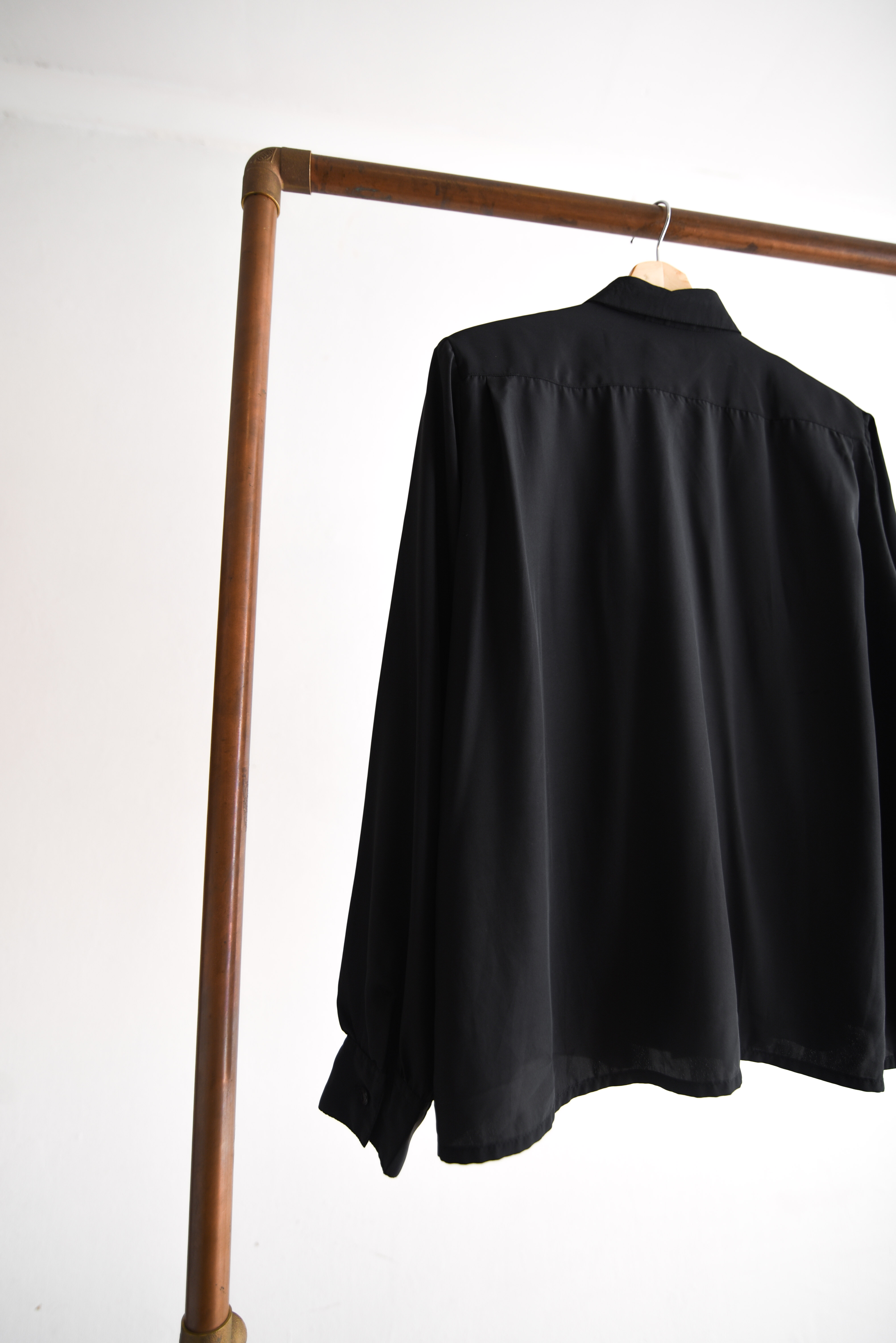 Blusa negra vintage bordada Leslie Fay