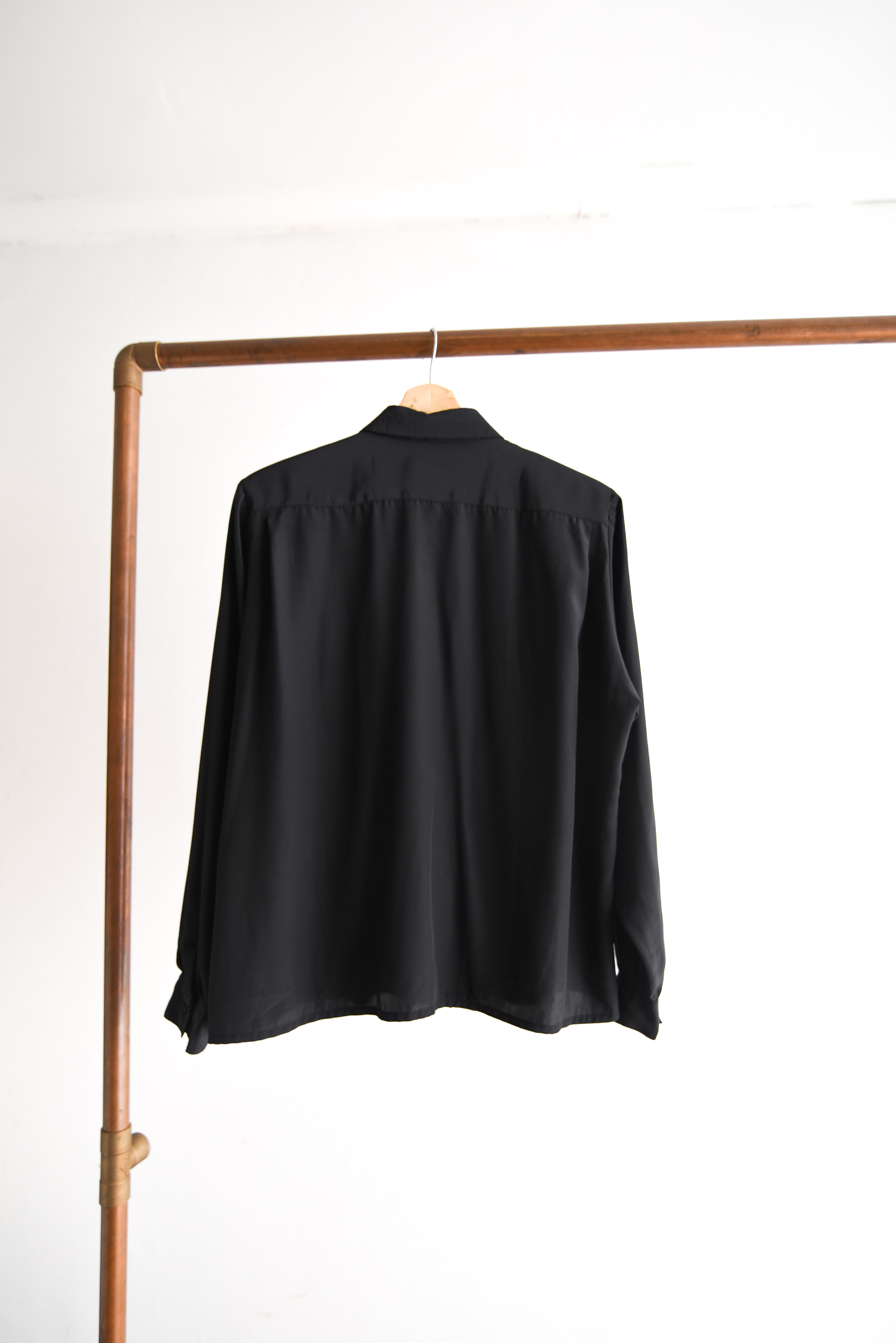 Blusa negra vintage bordada Leslie Fay