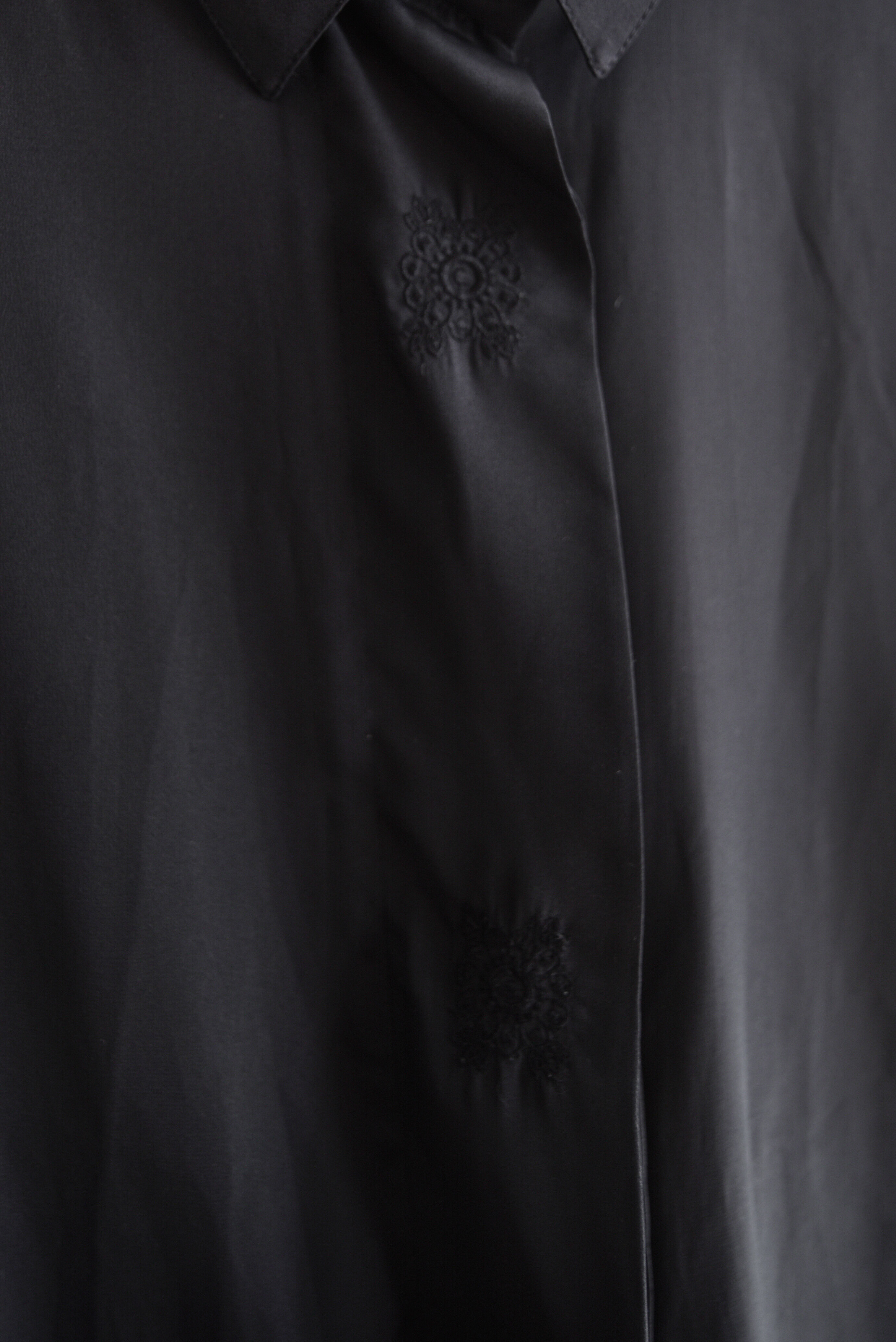 Blusa negra vintage bordada Leslie Fay