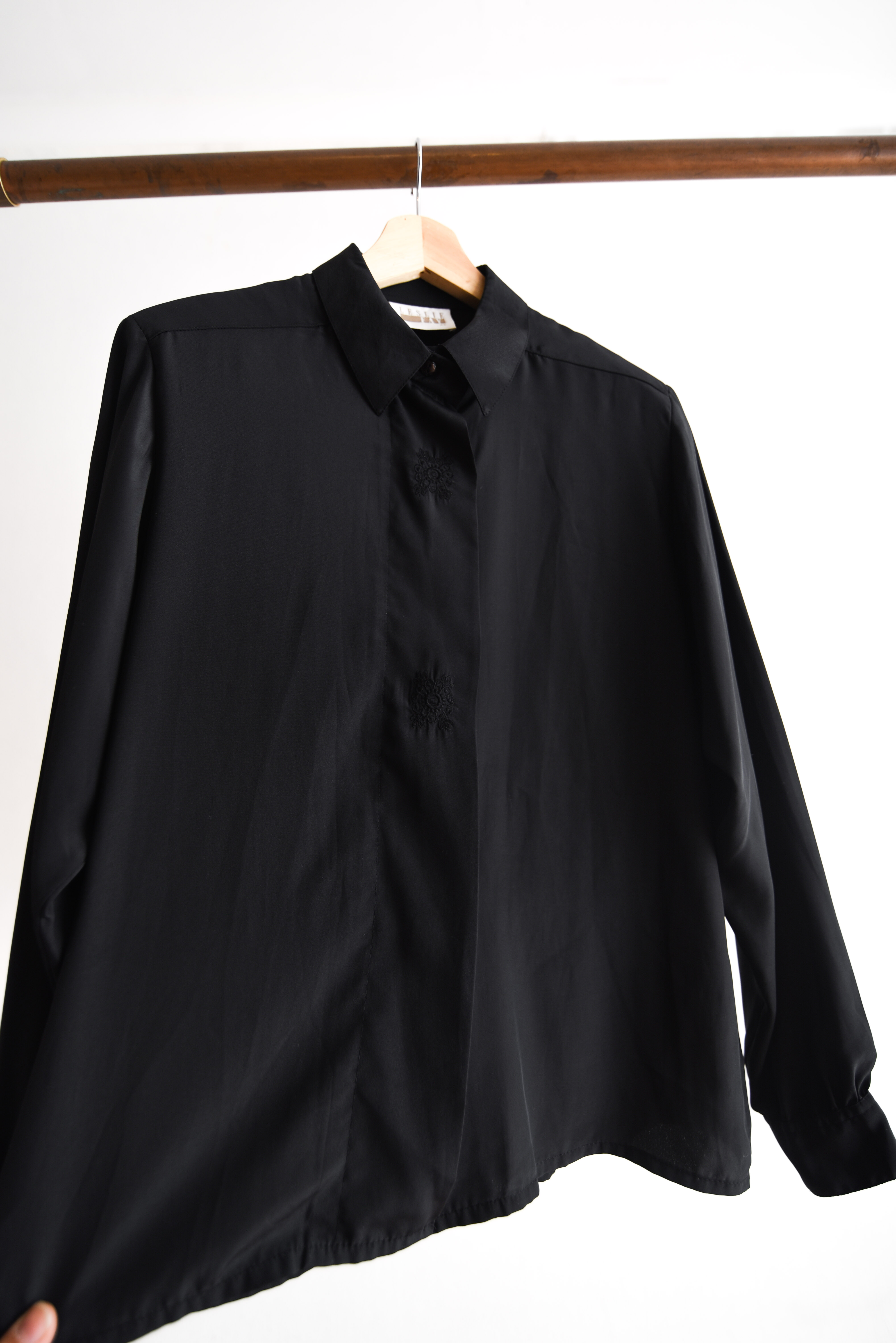 Blusa negra vintage bordada Leslie Fay