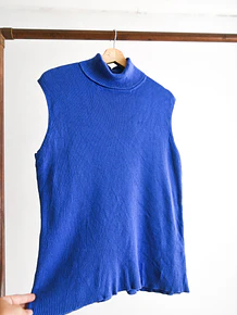 Top tejido azulino cuello alto