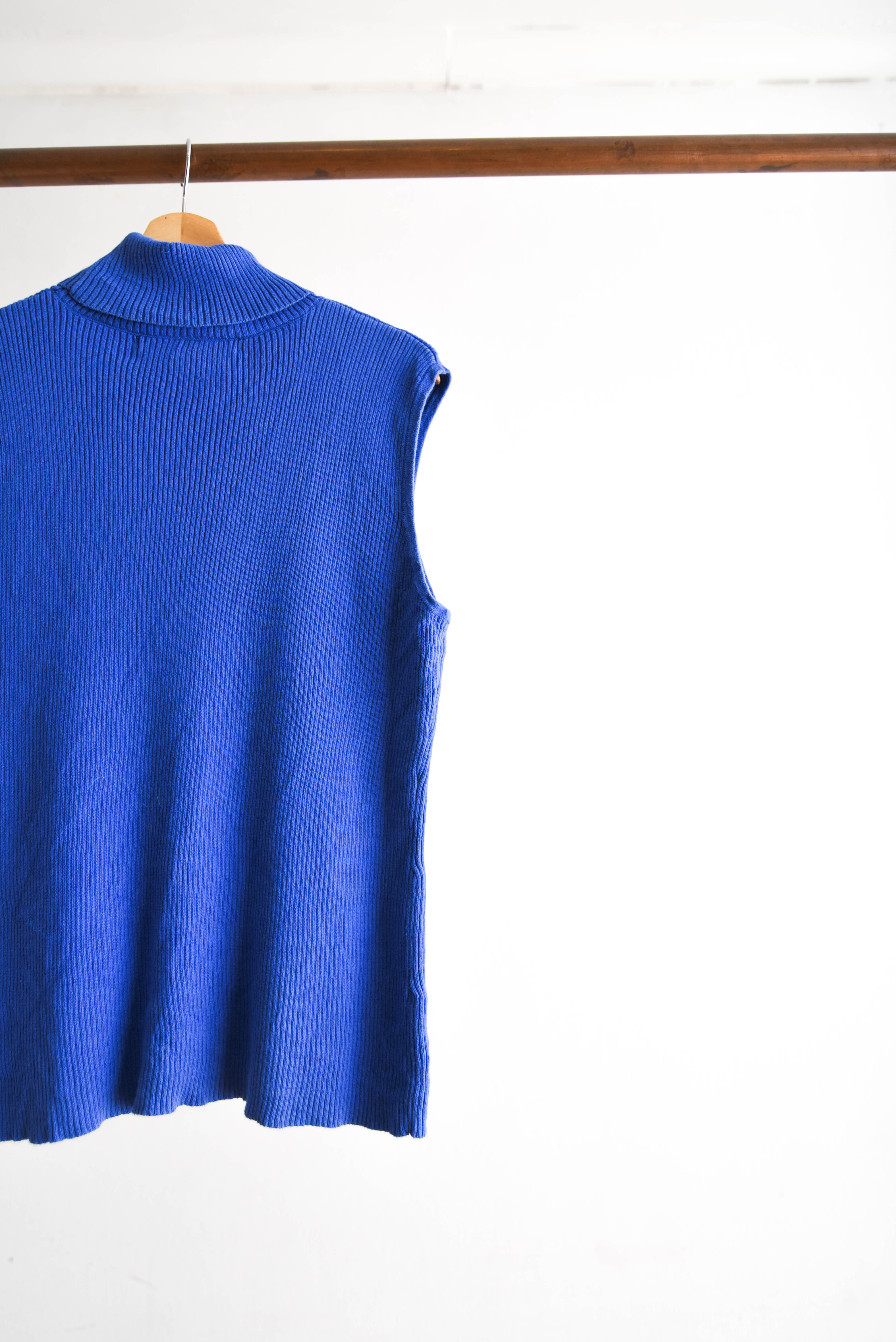 Top tejido azulino cuello alto