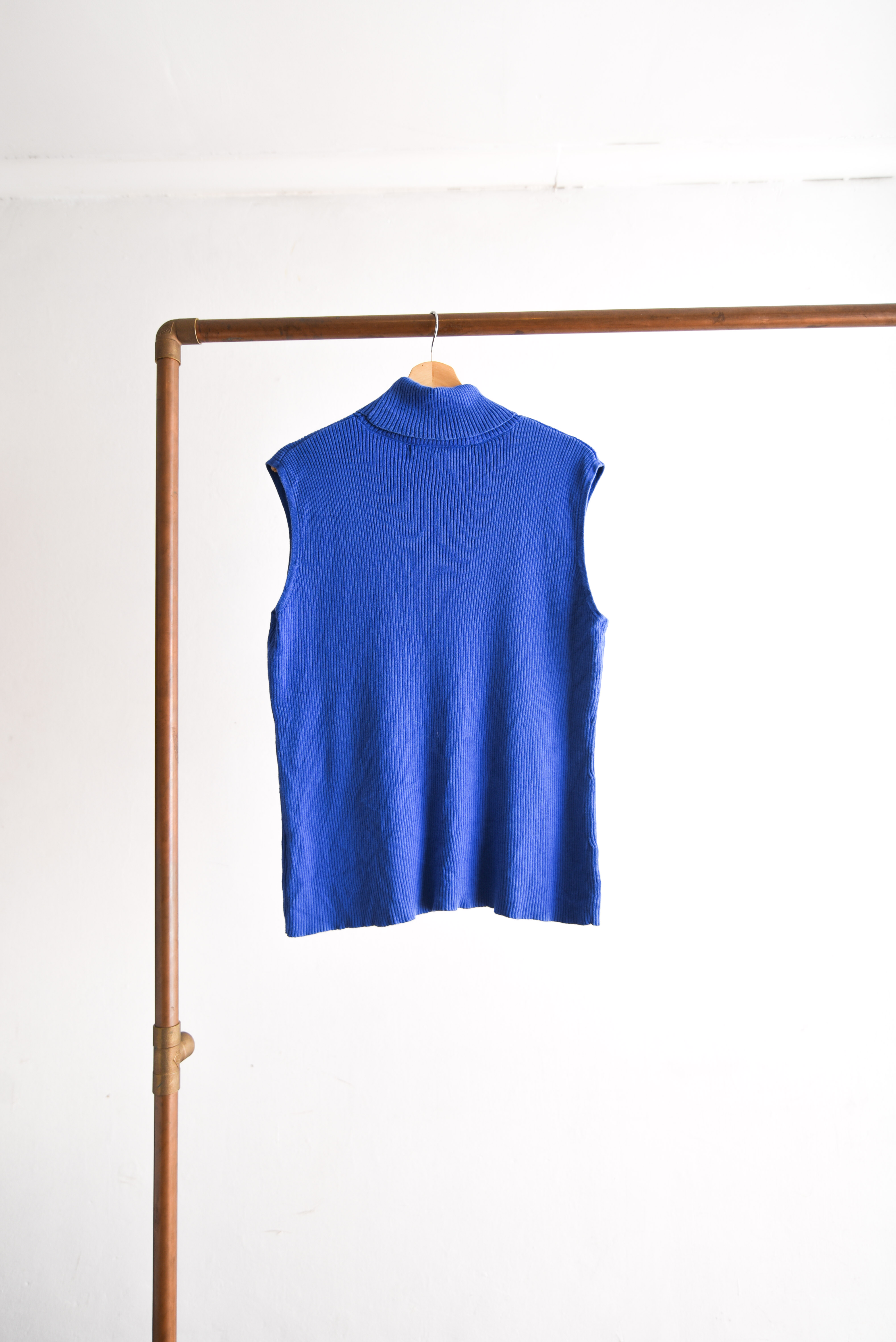 Top tejido azulino cuello alto