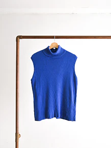 Top tejido azulino cuello alto