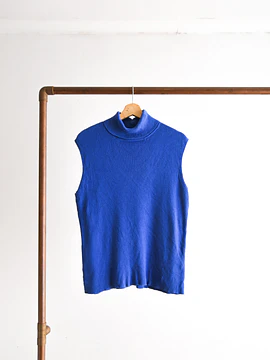 Top tejido azulino cuello alto