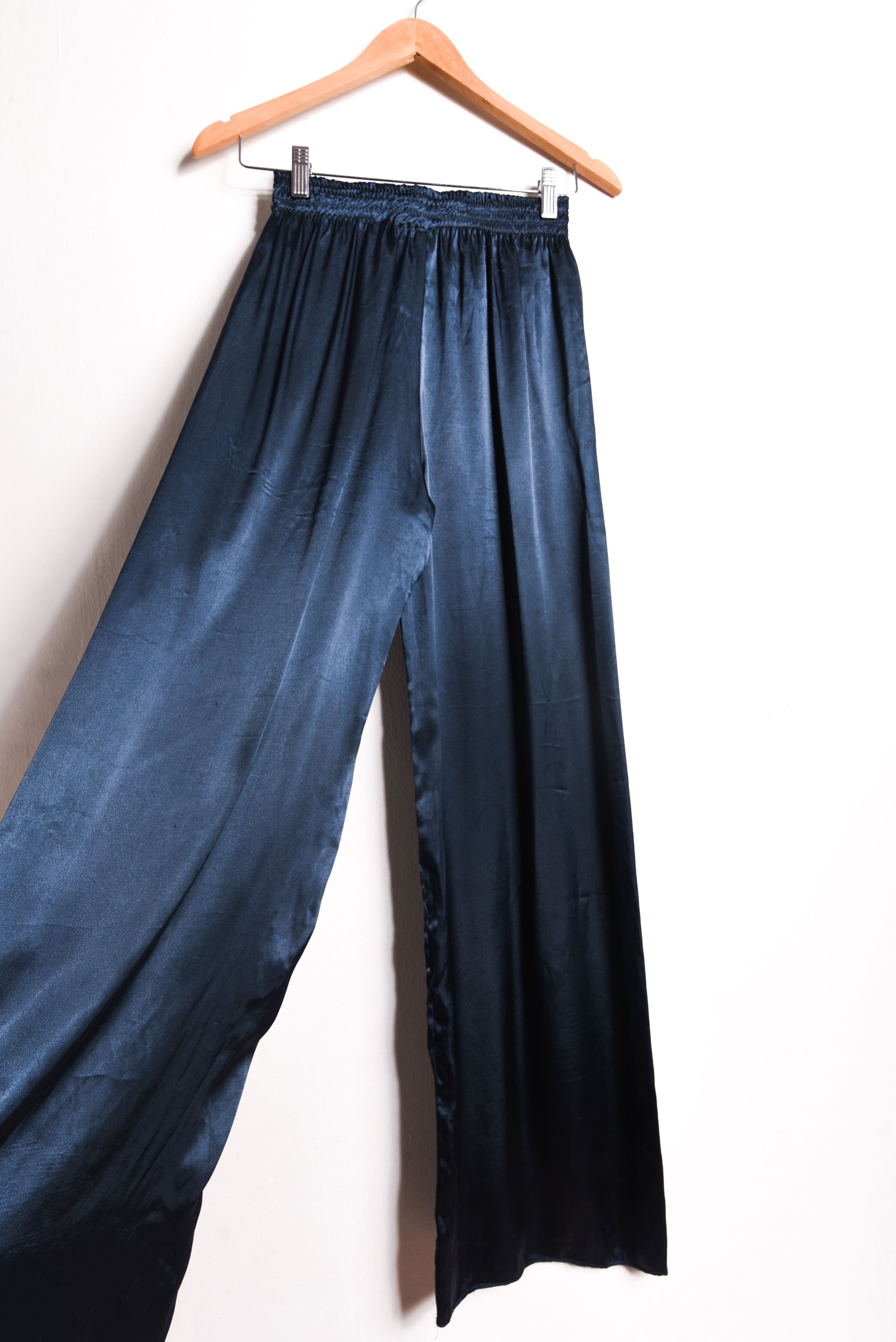 Pantalón lencero satín azul petroleo