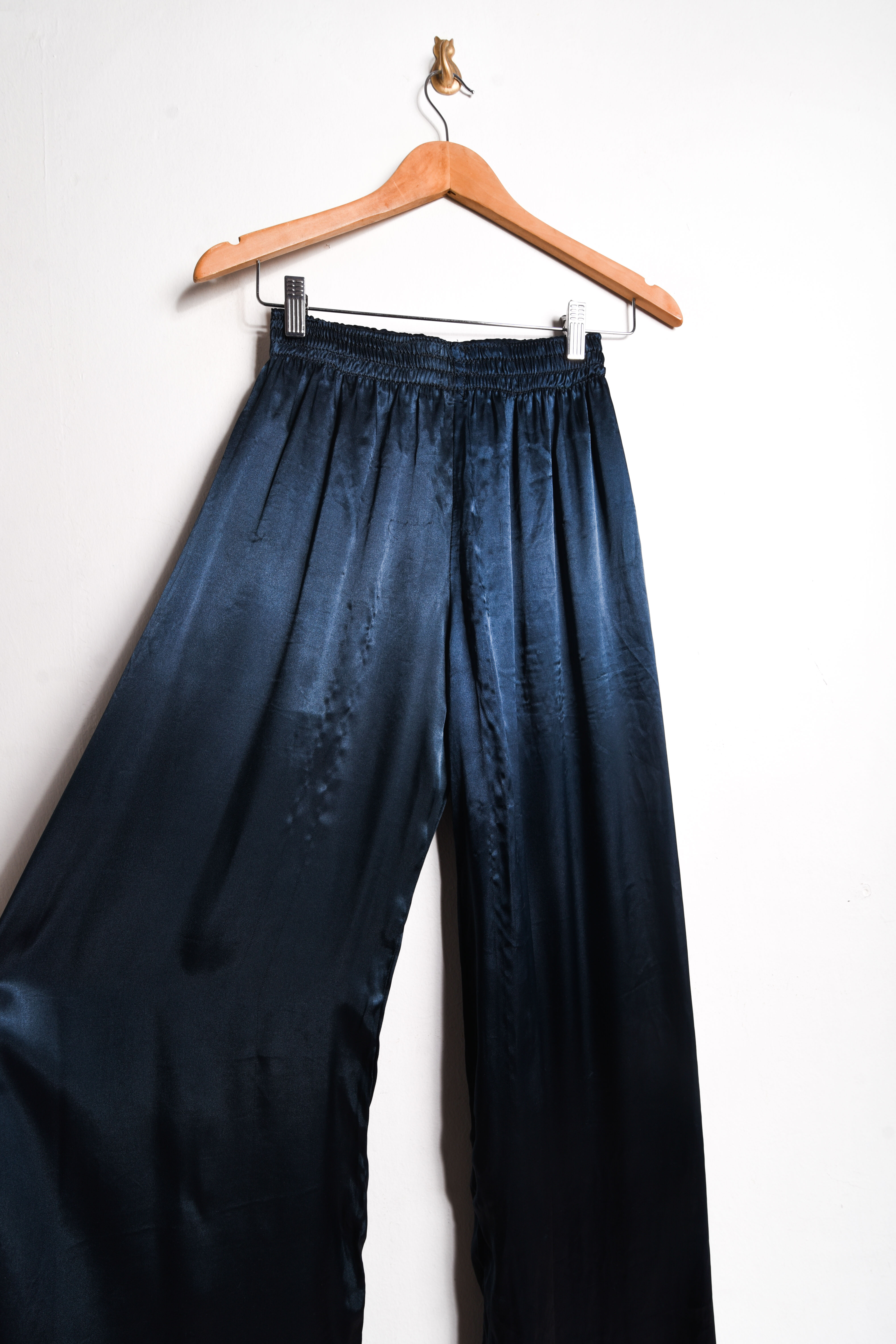 Pantalón lencero satín azul petroleo
