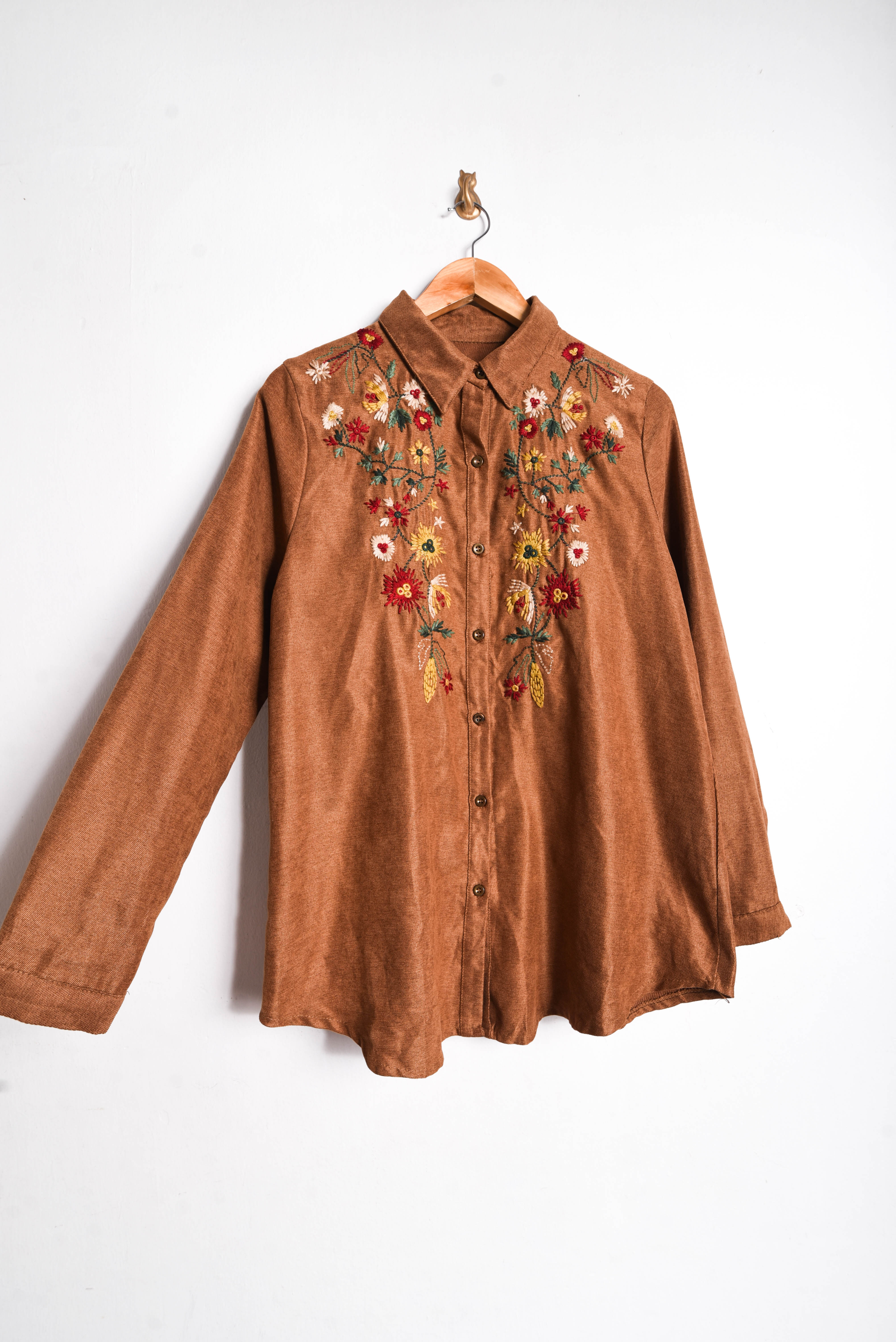 Camisa otoñal bordada