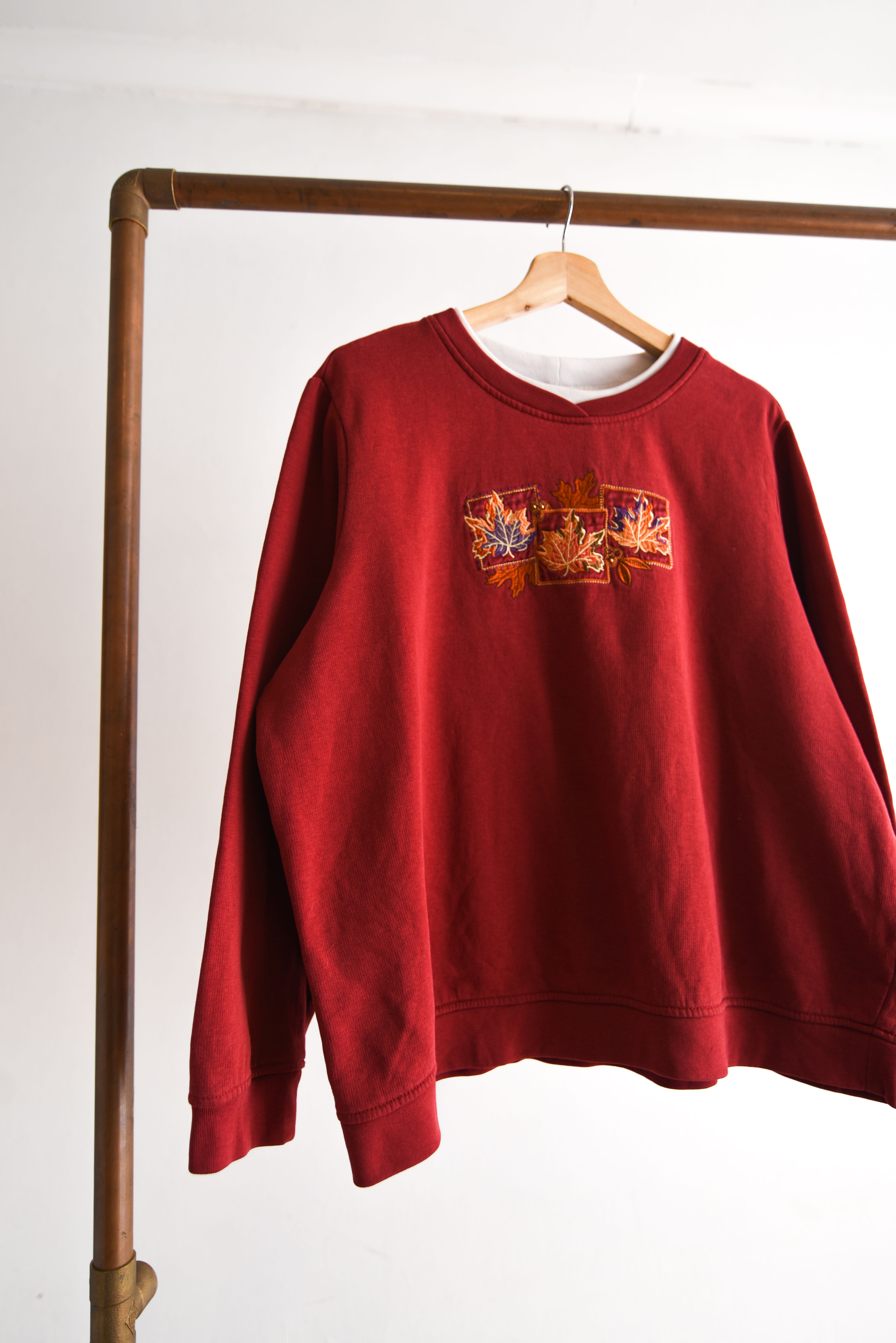 Polerón rojo otoñal bordado
