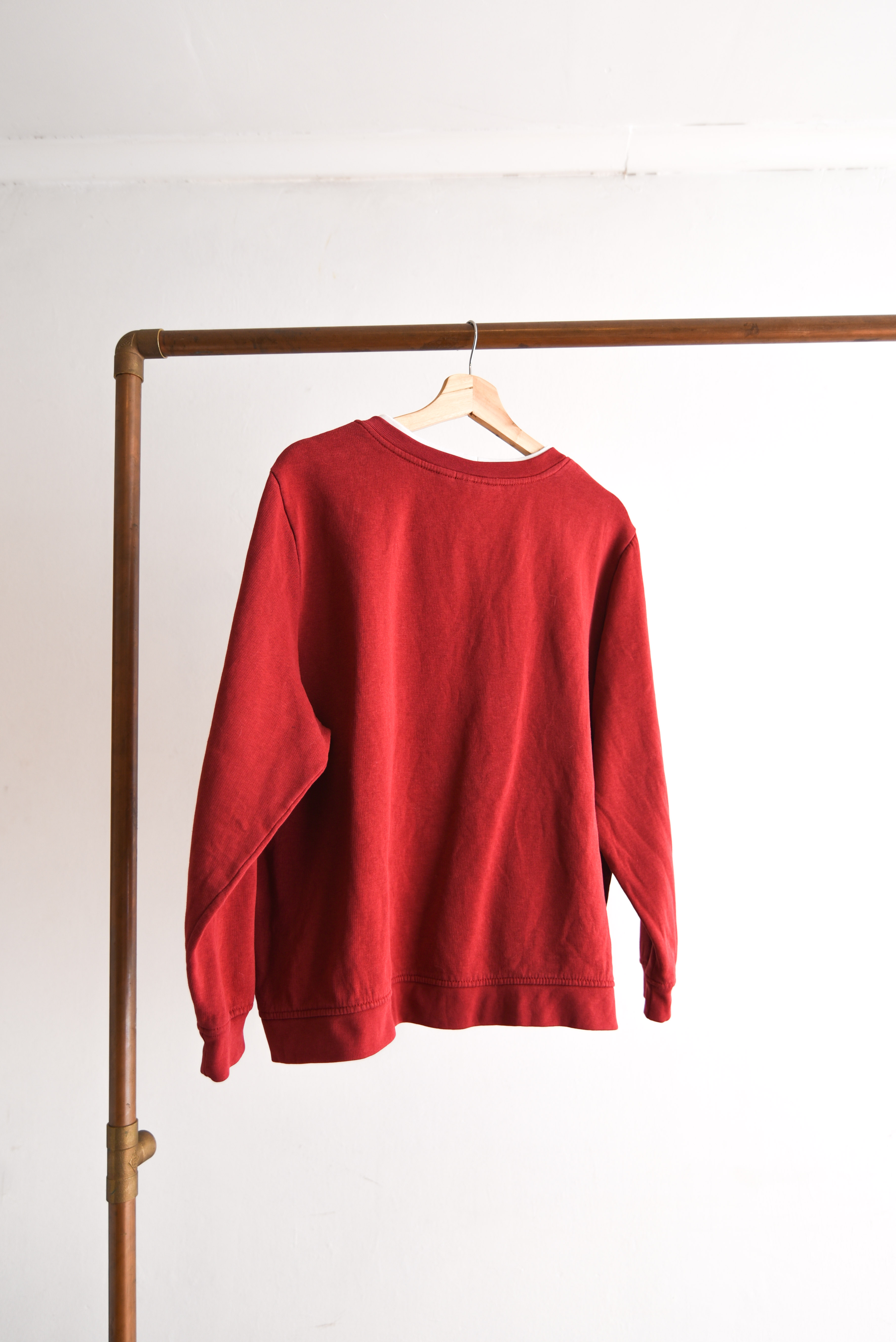 Polerón rojo otoñal bordado